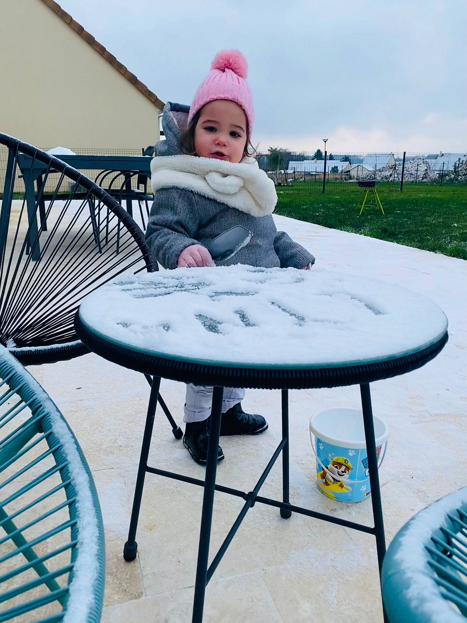 Lyna a rejoint le concours — aidez-le/la à gagner de superbes lots ! baby, chair, child, freezing, fun, furniture, headwear, hoodie, leisure, metal, outdoor_furniture, outdoor_table, person, public_space, recreation, sitting, sky, table, toddler, tree