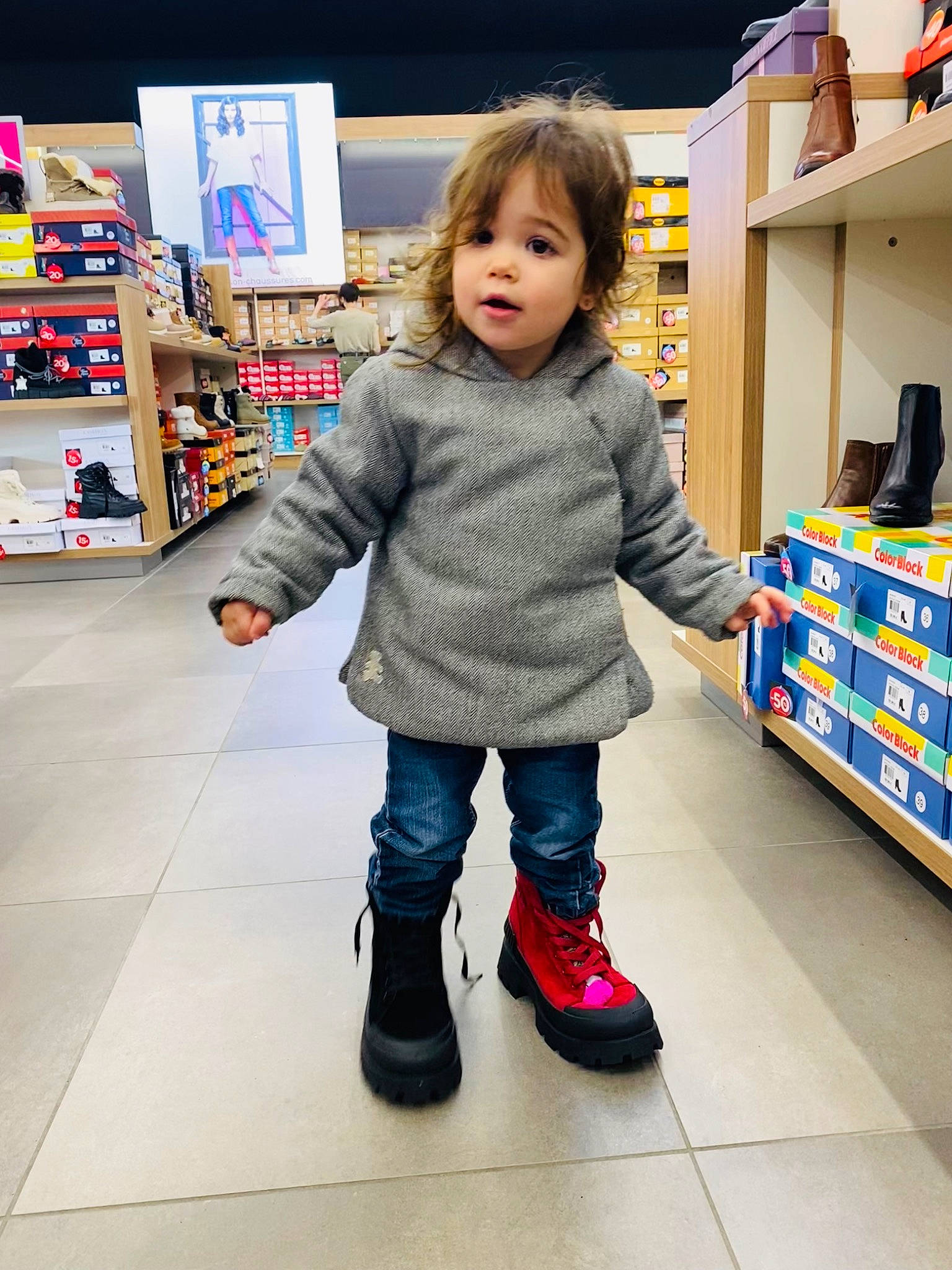 Lyna participe au concours pour gagner de l'argent avec cette photo : boot, child, customer, design, floor, flooring, fun, human_leg, knee, leisure, person, play, publication, recreation, retail, service, shelf, shelving, shoe, shopping