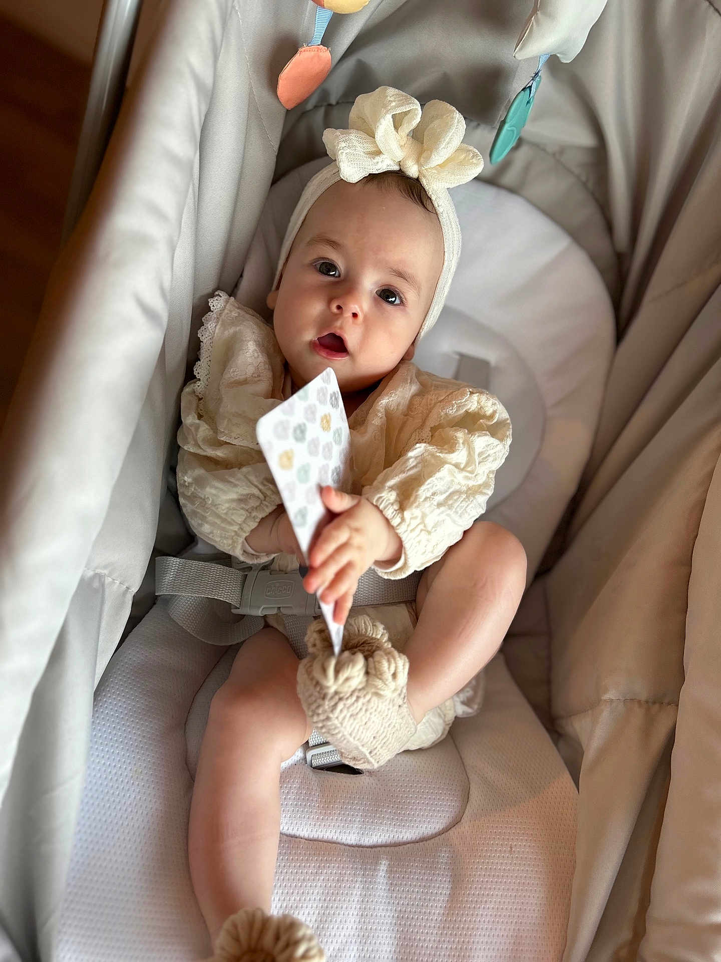 Ayline participe au concours pour gagner de l'argent avec cette photo : baby, infant, child, headband, bow, clothing, seat, baby_seat, soft_toys, hand, footwear, knitted_booties, card, curious, indoors, portrait, cute, expression, comfortable, caucasian_baby