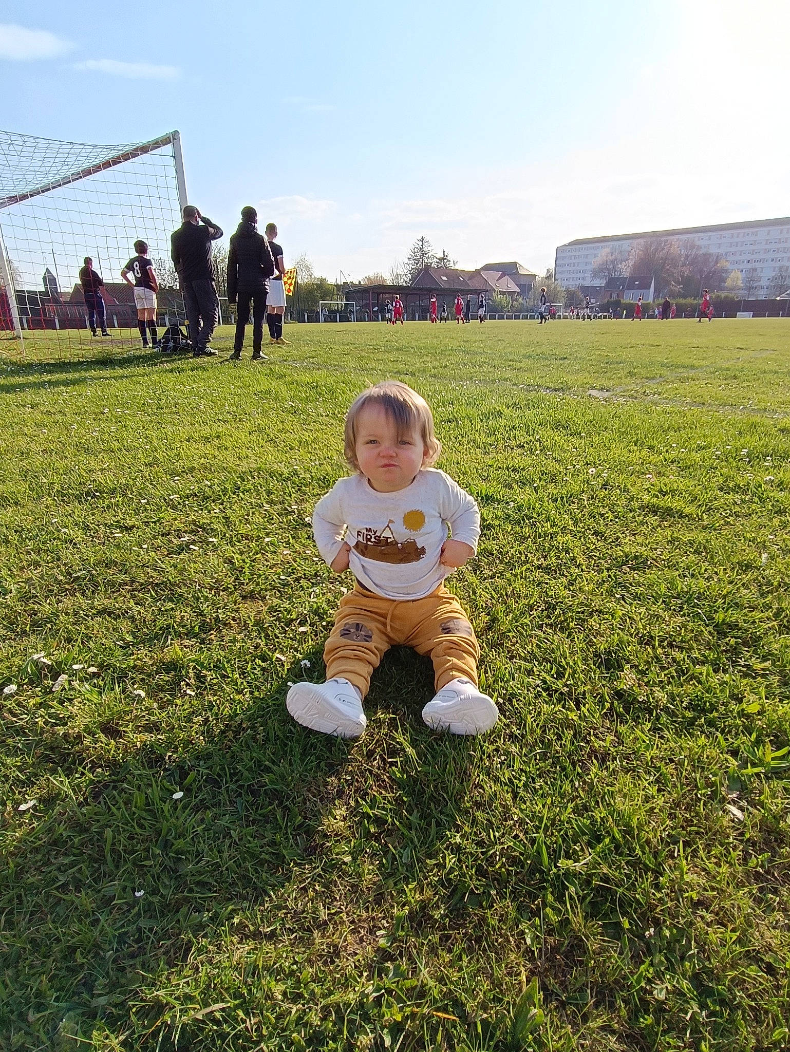 Memphis participe au concours pour gagner de l'argent avec cette photo : ball, cloud, field, football, grass, grass_family, grassland, happy, lawn, leaf, mammal, meadow, natural_environment, people_in_nature, person, plain, sky, sports_equipment, summer, t_shirt