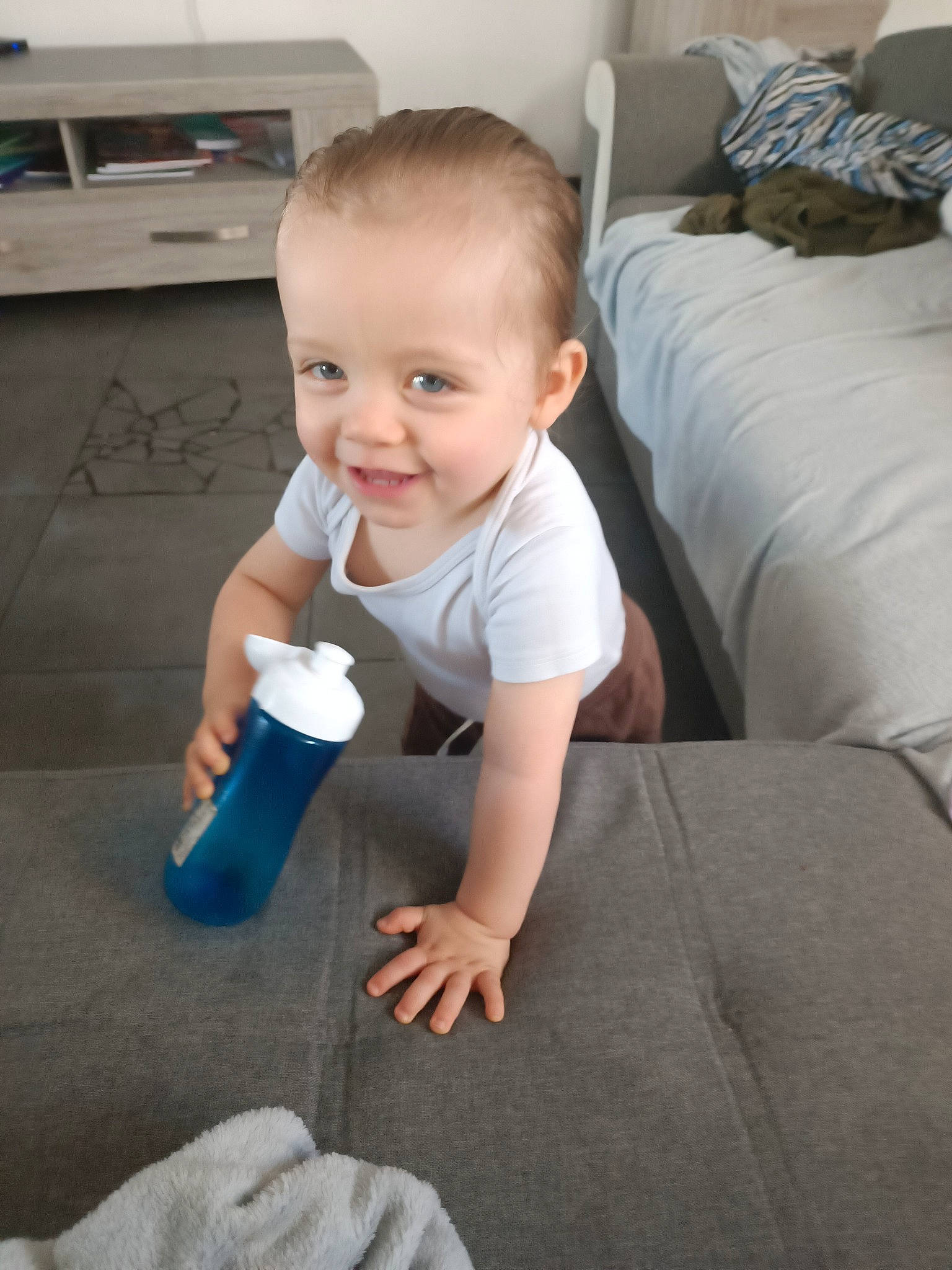 Memphis participe au concours pour gagner de l'argent avec cette photo : baby, baby_toddler_clothing, child, comfort, couch, drinkware, finger, flooring, fun, human_body, joy, kitchen_appliance, leg, person, plastic_bottle, room, sitting, skin, smile, thumb