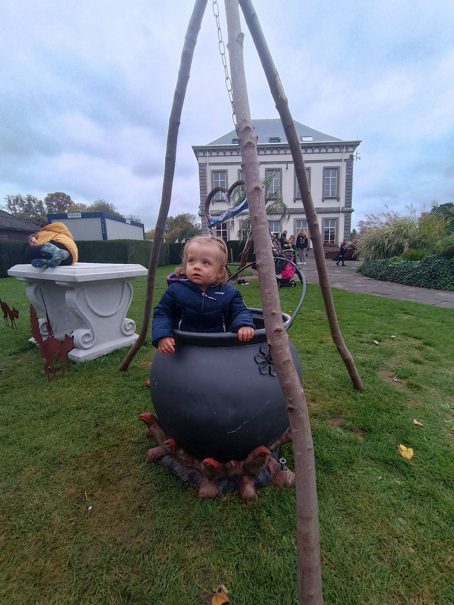 Memphis participe au concours pour gagner de l'argent avec cette photo : automotive_wheel_system, chute, city, cloud, fun, grass, grassland, leaf, leisure, metal, outdoor_play_equipment, person, plant, play, playground, pole, recreation, sky, swing, toddler