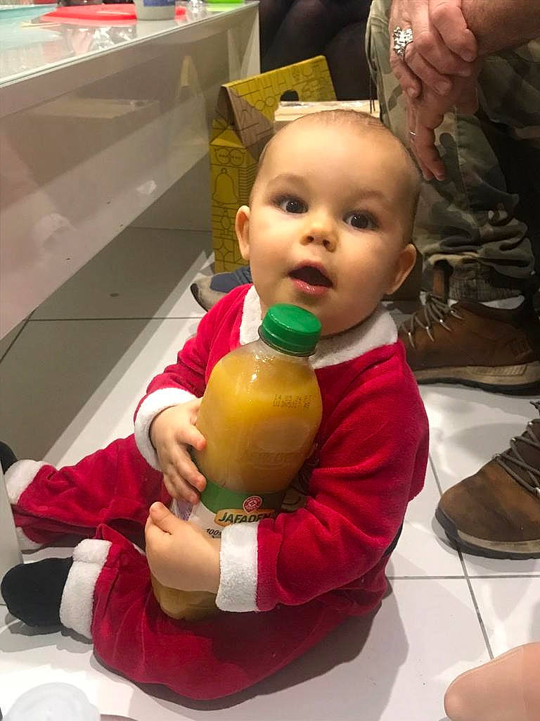 Sélah a rejoint le concours — aidez-le/la à gagner de superbes lots ! baby, bottle, cheek, child, drink, flooring, fun, gesture, happy, person, plastic_bottle, play, room, sitting, skin, stuffed_toy, surprise, thumb, toddler, vacation