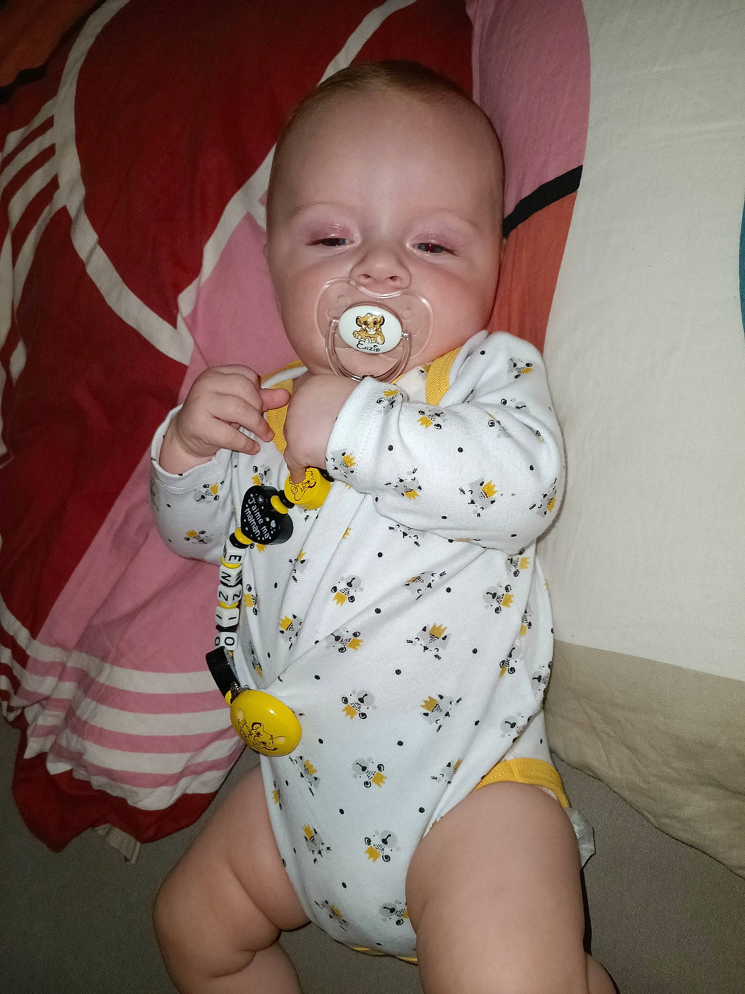 Enzio a rejoint le concours — aidez-le/la à gagner de superbes lots ! arm, baby, baby_toddler_clothing, cheek, chin, comfort, eye, face, hand, head, human_body, infant_bodysuit, lip, mouth, neck, nose, organ, person, skin, sleeve