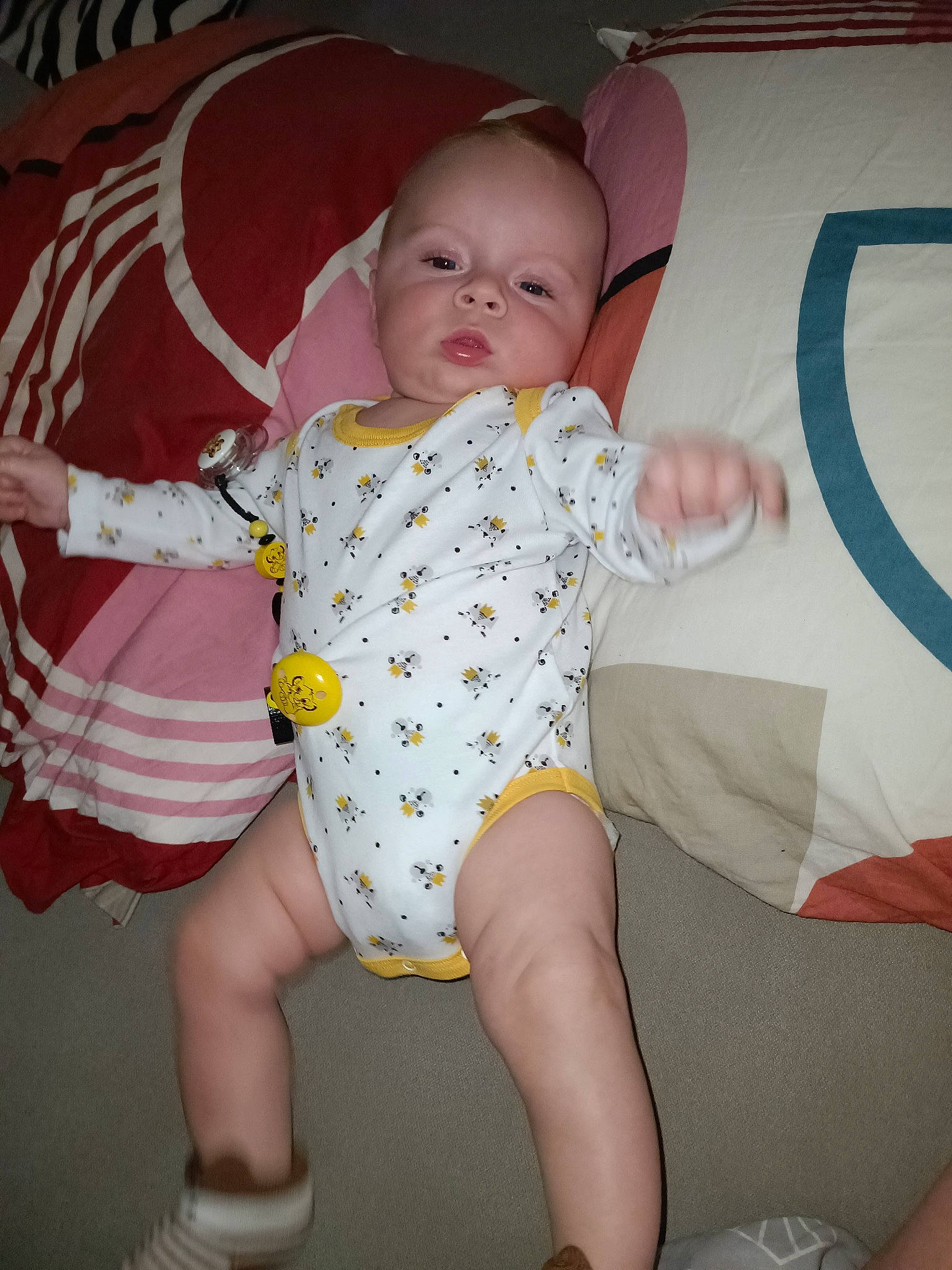 Enzio a rejoint le concours — aidez-le/la à gagner de superbes lots ! arm, baby, baby_toddler_clothing, cheek, comfort, eye, finger, head, iris, knee, leg, mouth, organ, person, pink, skin, sleeve, stomach, textile, thigh