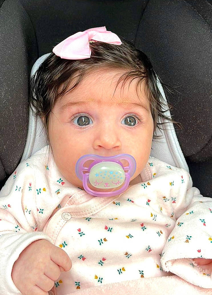 Isis a rejoint le concours — aidez-le/la à gagner de superbes lots ! baby, baby_toddler_clothing, bib, cheek, child, chin, comfort, eye, eyelash, face, facial_expression, iris, linens, lip, mouth, nose, person, pink, skin, sleeve