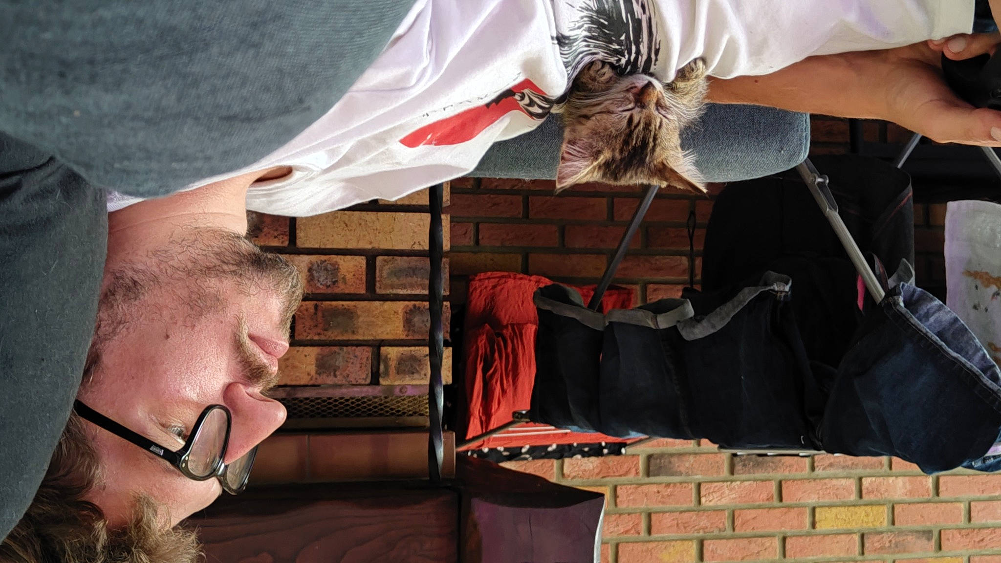 Chance a rejoint le concours — aidez-le/la à gagner de superbes lots ! beard, brick, brickwork, carmine, eyelash, eyewear, fashion_accessory, flash_photography, flesh, gesture, hairstyle, hand, illustration, room, sitting, t_shirt, wing, wrinkle