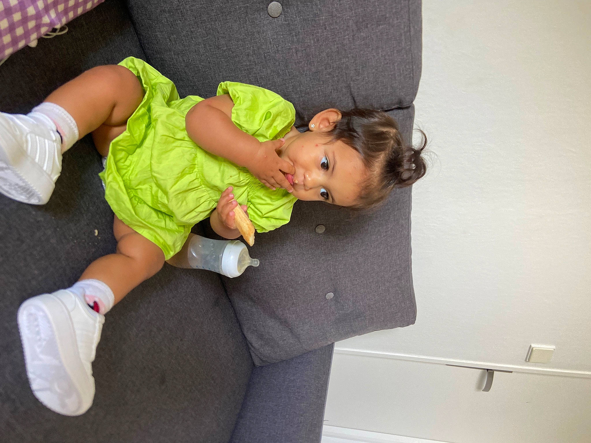 Hinaya participe au concours pour gagner de l'argent avec cette photo : baby, baby_carriage, baby_products, baby_toddler_clothing, cheek, child, comfort, finger, foot, fun, happy, human_leg, knee, lap, person, play, room, sitting, sock, thigh