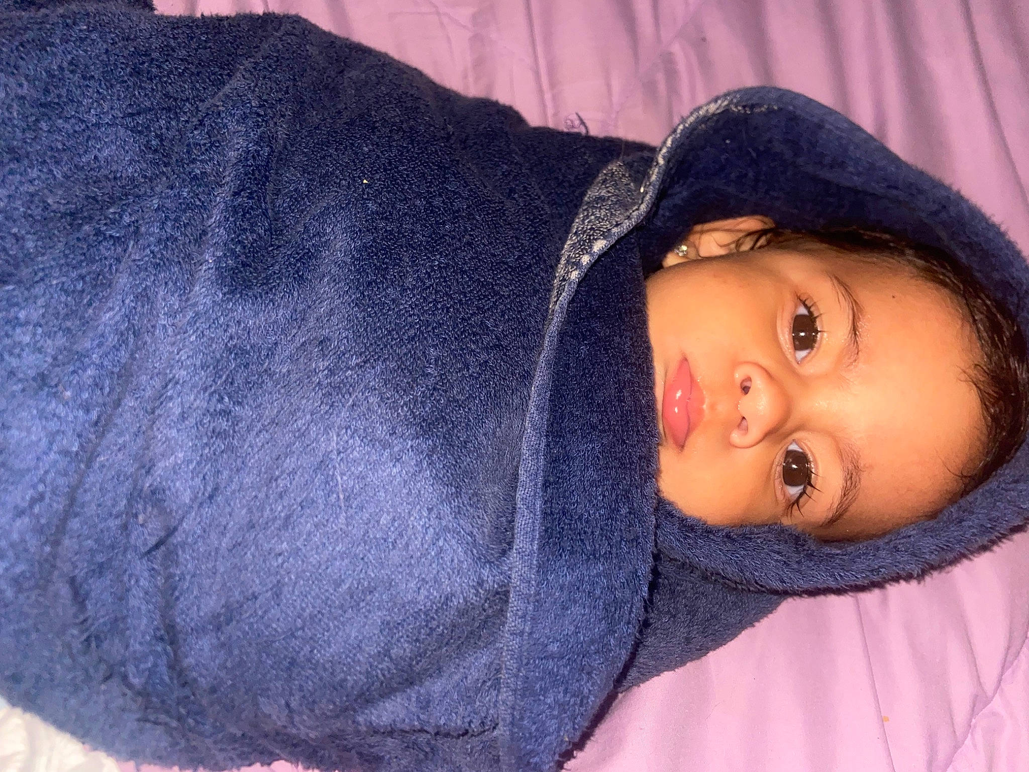 Hinaya participe au concours pour gagner de l'argent avec cette photo : baby_toddler_clothing, beanie, black_hair, child, comfort, denim, electric_blue, fashion_accessory, flash_photography, fun, fur, headgear, knit_cap, magenta, nose, person, purple, sleeve, toddler, violet