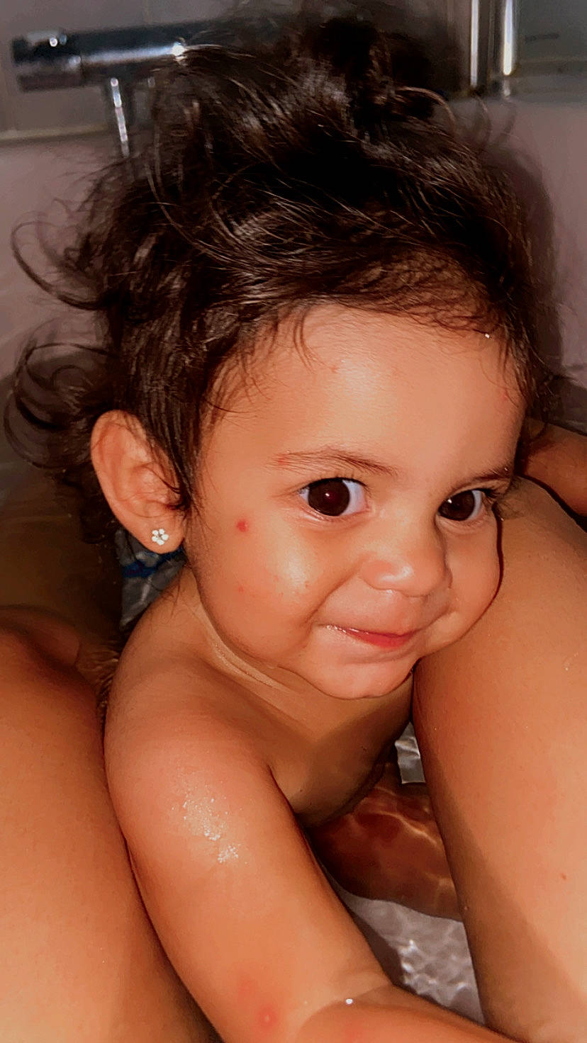 Hinaya participe au concours pour gagner de l'argent avec cette photo : arm, cheek, chin, ear, eyebrow, eyelash, face, forehead, hair, hand, human_body, jaw, joint, lip, mouth, neck, nose, person, shoulder, skin