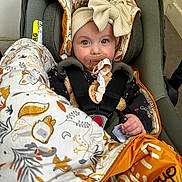 Talia a rejoint le concours — aidez-le/la à gagner de superbes lots ! baby, infant, child, pacifier, car_seat, headband, bow_headband, blanket, patterned_blanket, blue_eyes, safety_harness, jacket, stroller, cozy, pacifier_clip, fabric_pattern, portrait, indoor, cute, hand