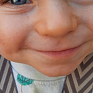 Rafael participe au concours pour gagner de l'argent avec cette photo : child, face, close_up, smile, blue_eyes, skin, cheeks, nose, mouth, clothing, pattern, fabric, texture, portrait, cute, young, baby, person, innocence, expression
