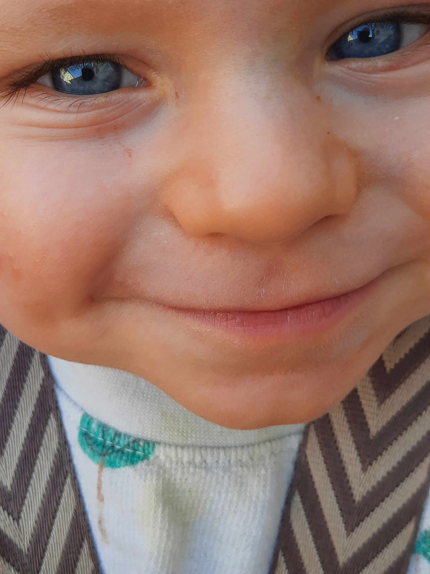 Rafael participe au concours pour gagner de l'argent avec cette photo : child, face, close_up, smile, blue_eyes, skin, cheeks, nose, mouth, clothing, pattern, fabric, texture, portrait, cute, young, baby, person, innocence, expression