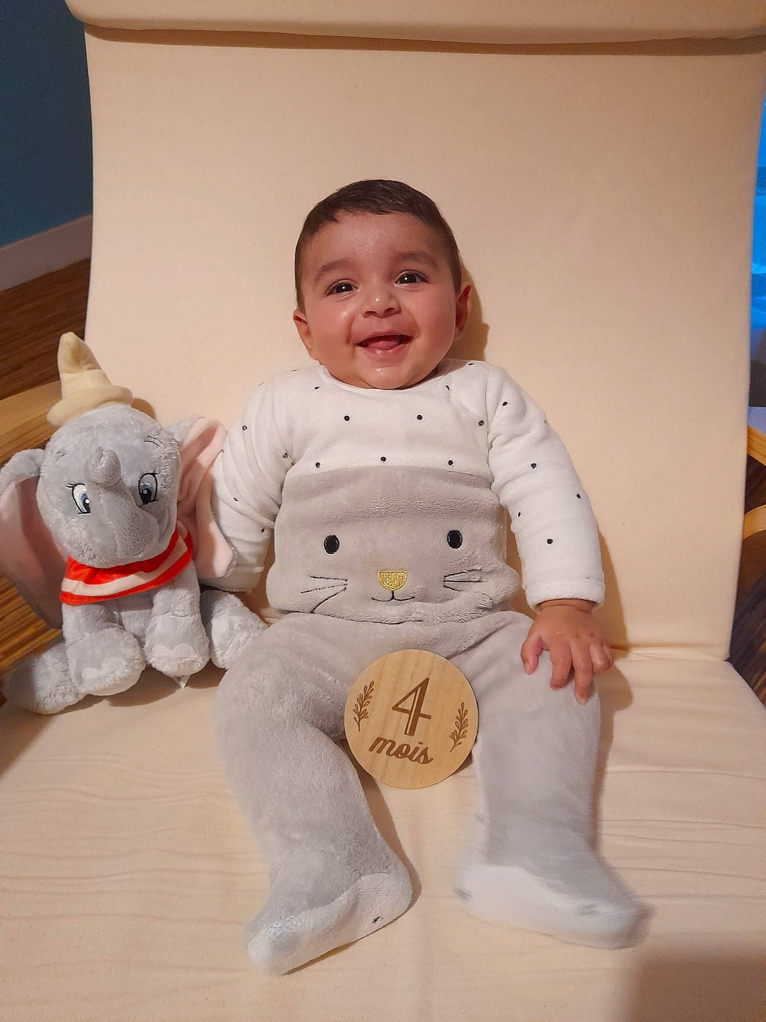 Paolo a rejoint le concours — aidez-le/la à gagner de superbes lots ! baby, baby_toddler_clothing, child, comfort, eye, face, flooring, foot, happy, head, joy, mammal, person, sitting, skin, sleeve, smile, stuffed_toy, t_shirt, toddler