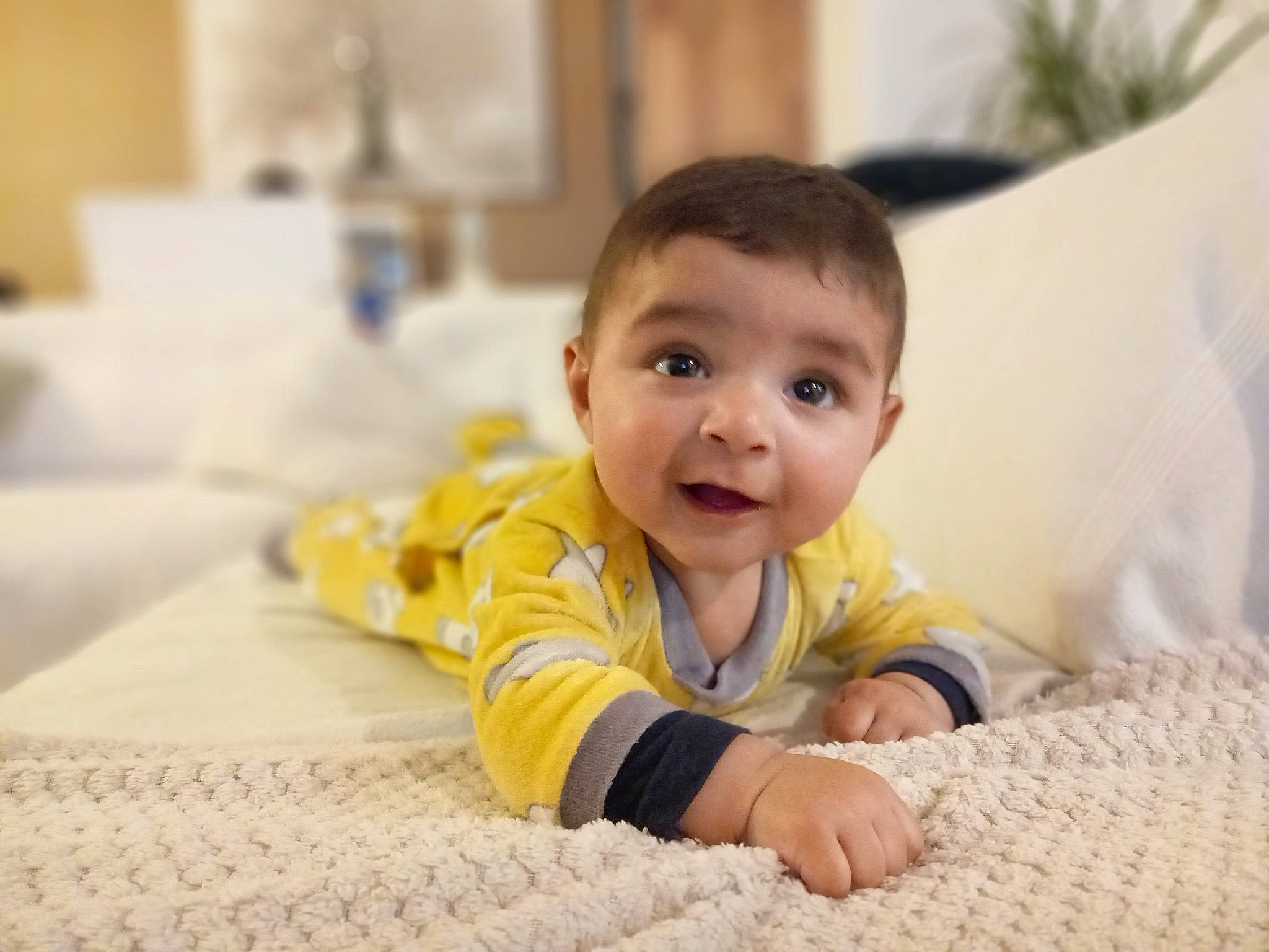 Paolo participe au concours pour gagner de l'argent avec cette photo : baby, baby_toddler_clothing, child, comfort, crawling, face, floor, flooring, fun, hair, happy, hardwood, joy, leisure, linens, person, room, sitting, smile, toddler