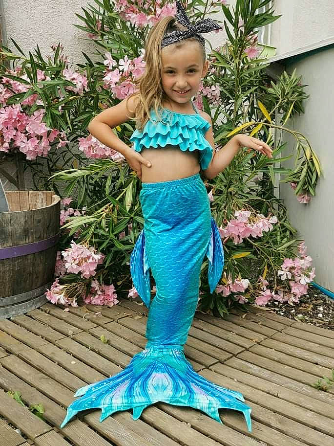 Cloé a rejoint le concours — aidez-le/la à gagner de superbes lots ! abdomen, clothing, electric_blue, entertainment, face, flower, flower_arranging, flowerpot, grass, hair, happy, joy, performing_arts, person, petal, pink, plant, shoulder, smile, thigh