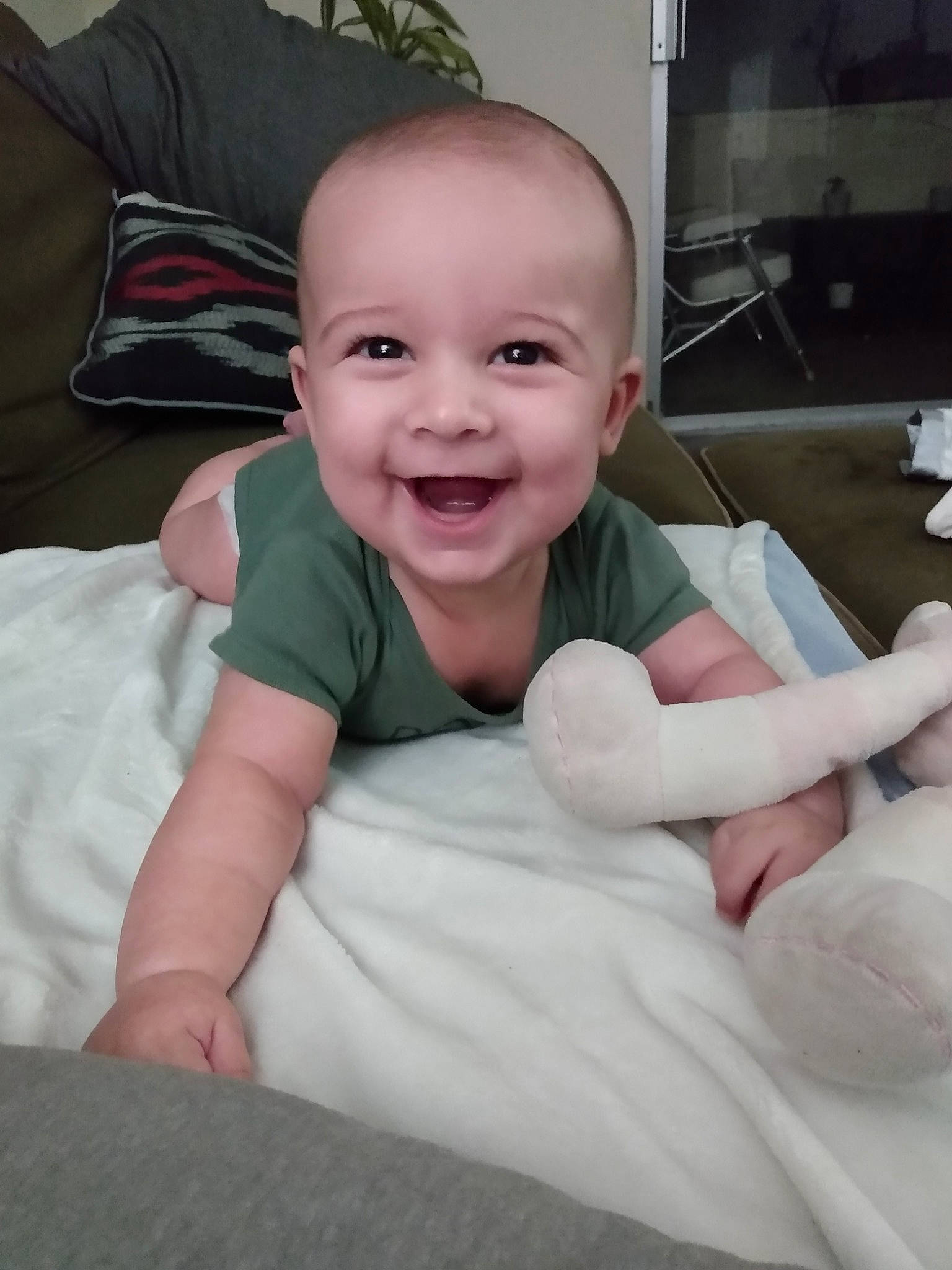 Bruce is registered to the contest to win money with this photo: arm, baby, cheek, child, eye, face, facial_expression, finger, hand, head, joy, leg, lip, mouth, nose, person, sitting, skin, smile, thumb