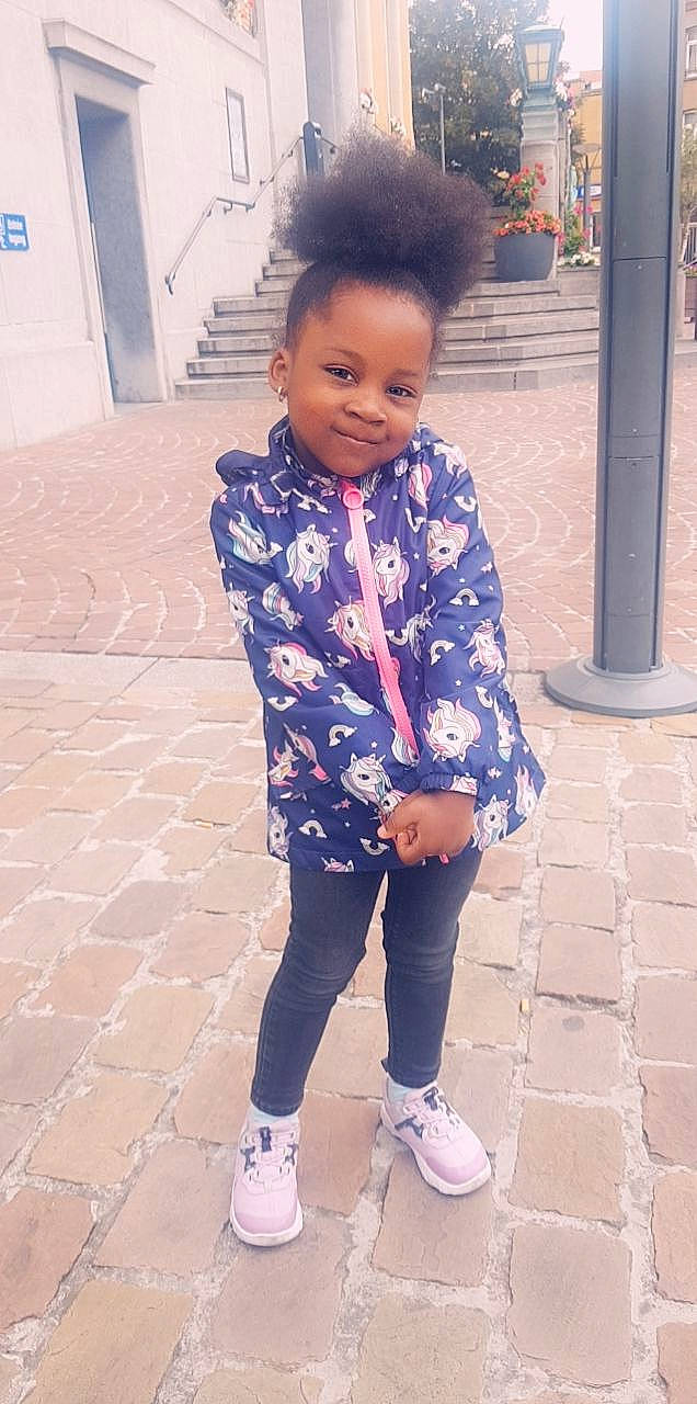 Naïs participe au concours pour gagner de l'argent avec cette photo : active_pants, baby_toddler_clothing, beauty, child, clothing, cool, door, hairstyle, jheri_curl, joy, pattern, person, pink, purple, sleeve, snapshot, sneakers, standing, street_fashion, style