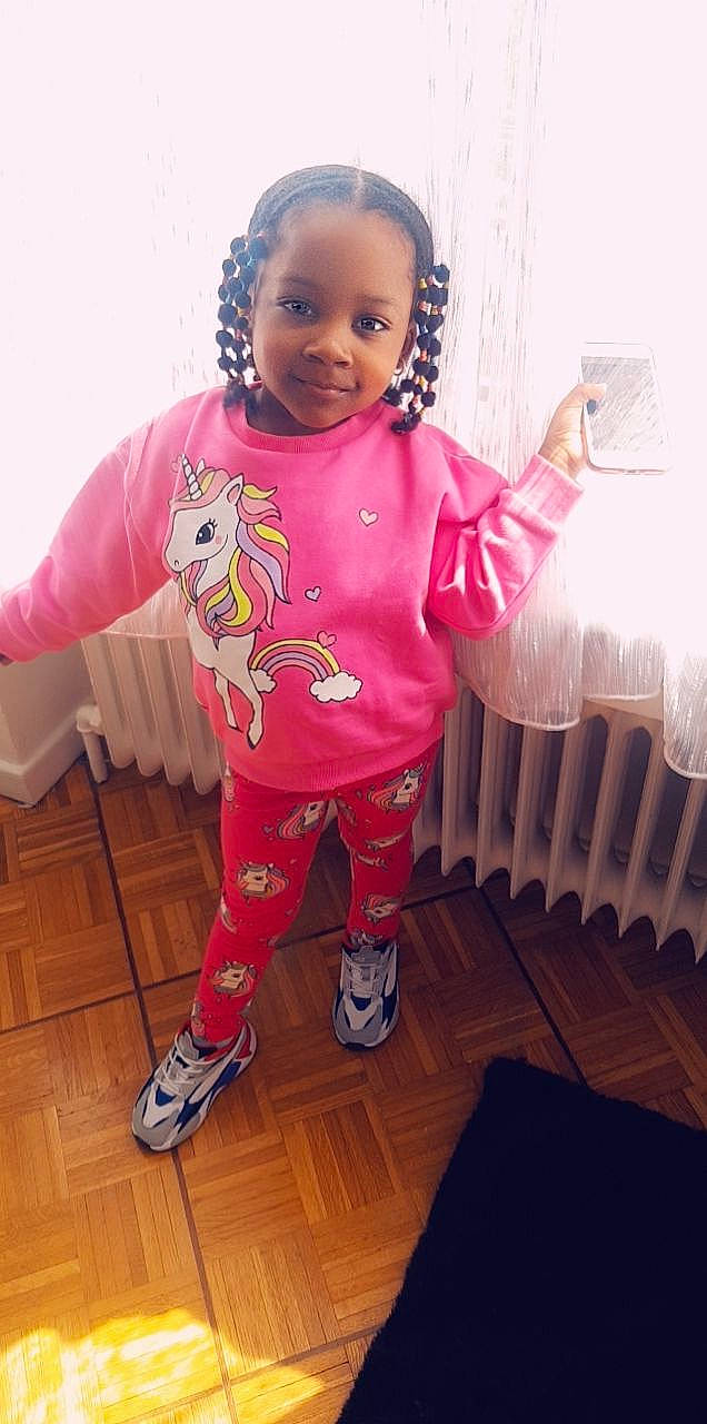 Naïs participe au concours pour gagner de l'argent avec cette photo : active_pants, baby, baby_toddler_clothing, cheek, child, child_model, floor, flooring, joy, laminate_flooring, long_sleeved_t_shirt, magenta, mouth, nightwear, pajamas, person, pink, sleeve, sock, toddler