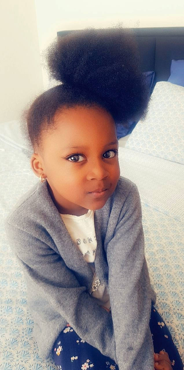 Naïs a rejoint le concours — aidez-le/la à gagner de superbes lots ! afro, baby_toddler_clothing, black_hair, cheek, child_model, chin, eye, eyebrow, forehead, fur, hairstyle, jheri_curl, nose, organ, person, portrait, portrait_photography, s_curl, skin, sweater