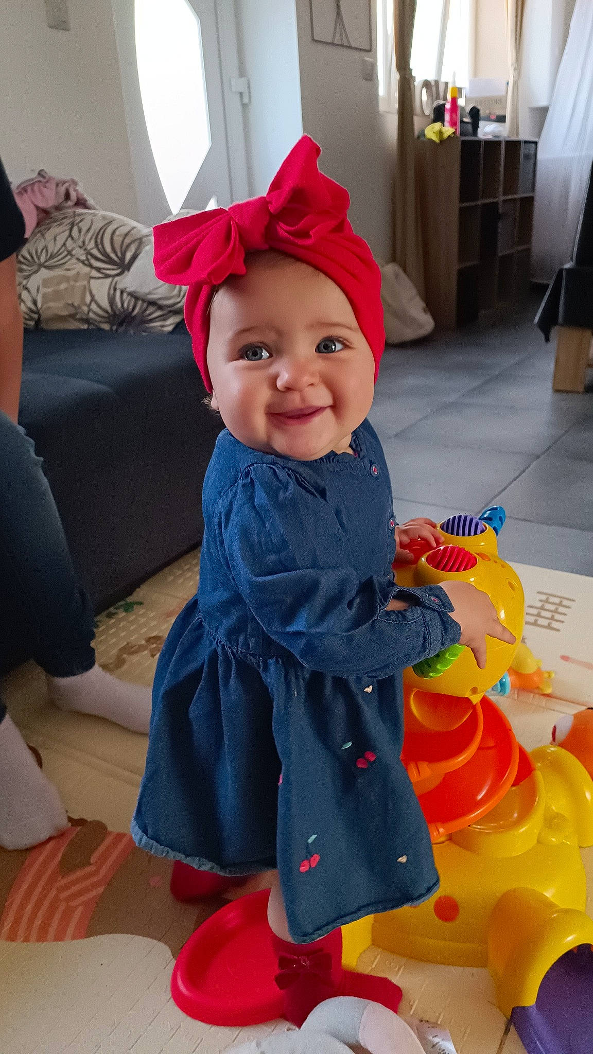 Leïa a rejoint le concours — aidez-le/la à gagner de superbes lots ! baby, baby_toddler_clothing, child, comfort, costume_hat, event, fictional_character, flooring, fun, happy, hat, head, headwear, holiday, joy, party_supply, person, pink, purple, riding_toy