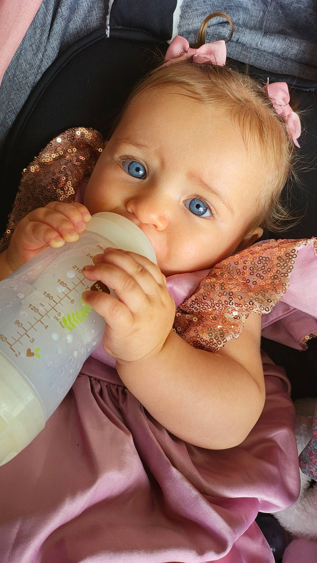 Leïa participe au concours pour gagner de l'argent avec cette photo : baby, baby_toddler_clothing, cheek, chin, eye, eyebrow, eyelash, finger, flash_photography, gesture, hand, happy, head, iris, lip, nail, nose, person, pink, skin