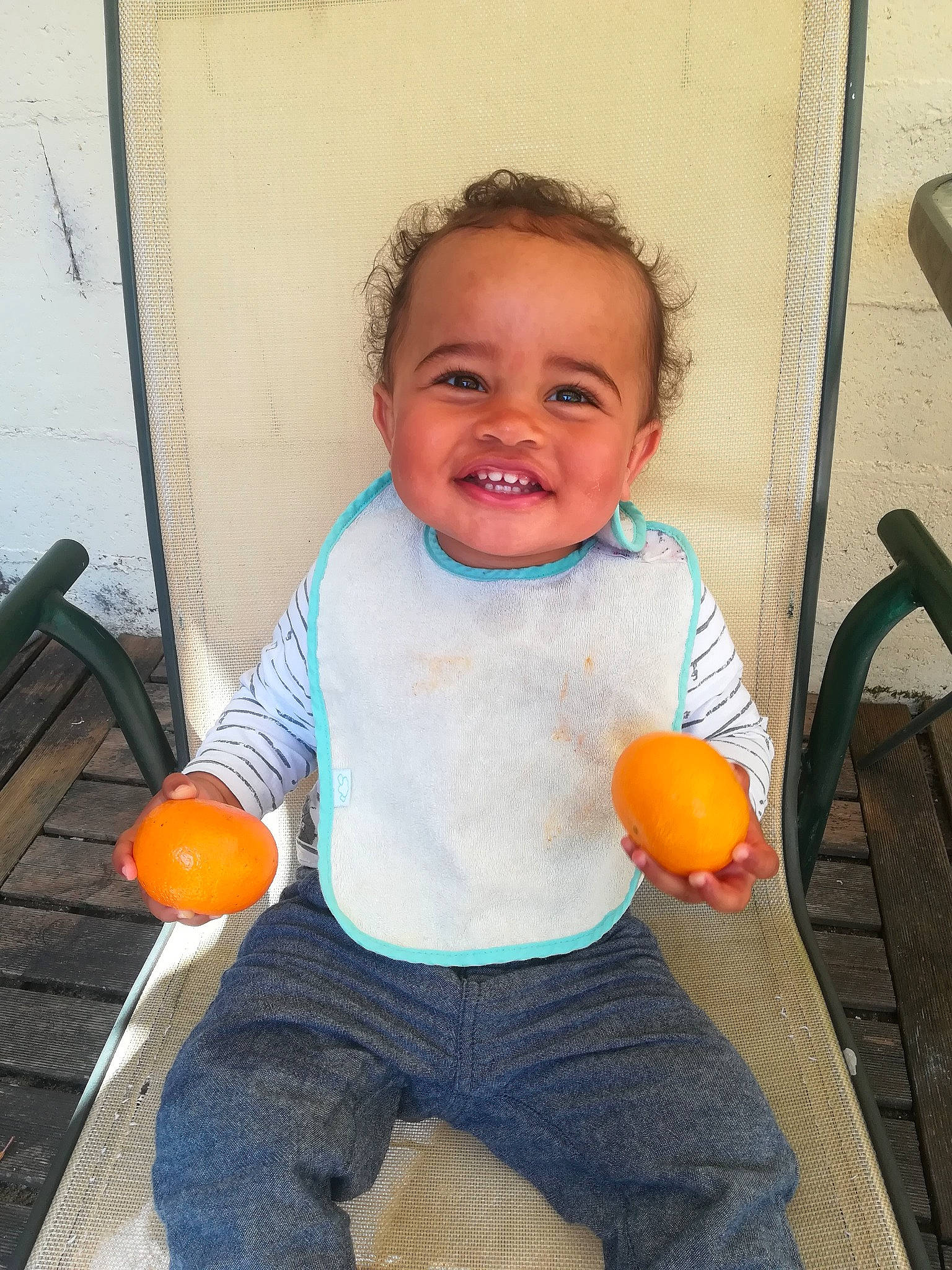 Tidiane participe au concours pour gagner de l'argent avec cette photo : baby, child, food, joy, orange, person, play, sitting, smile, standing, toddler