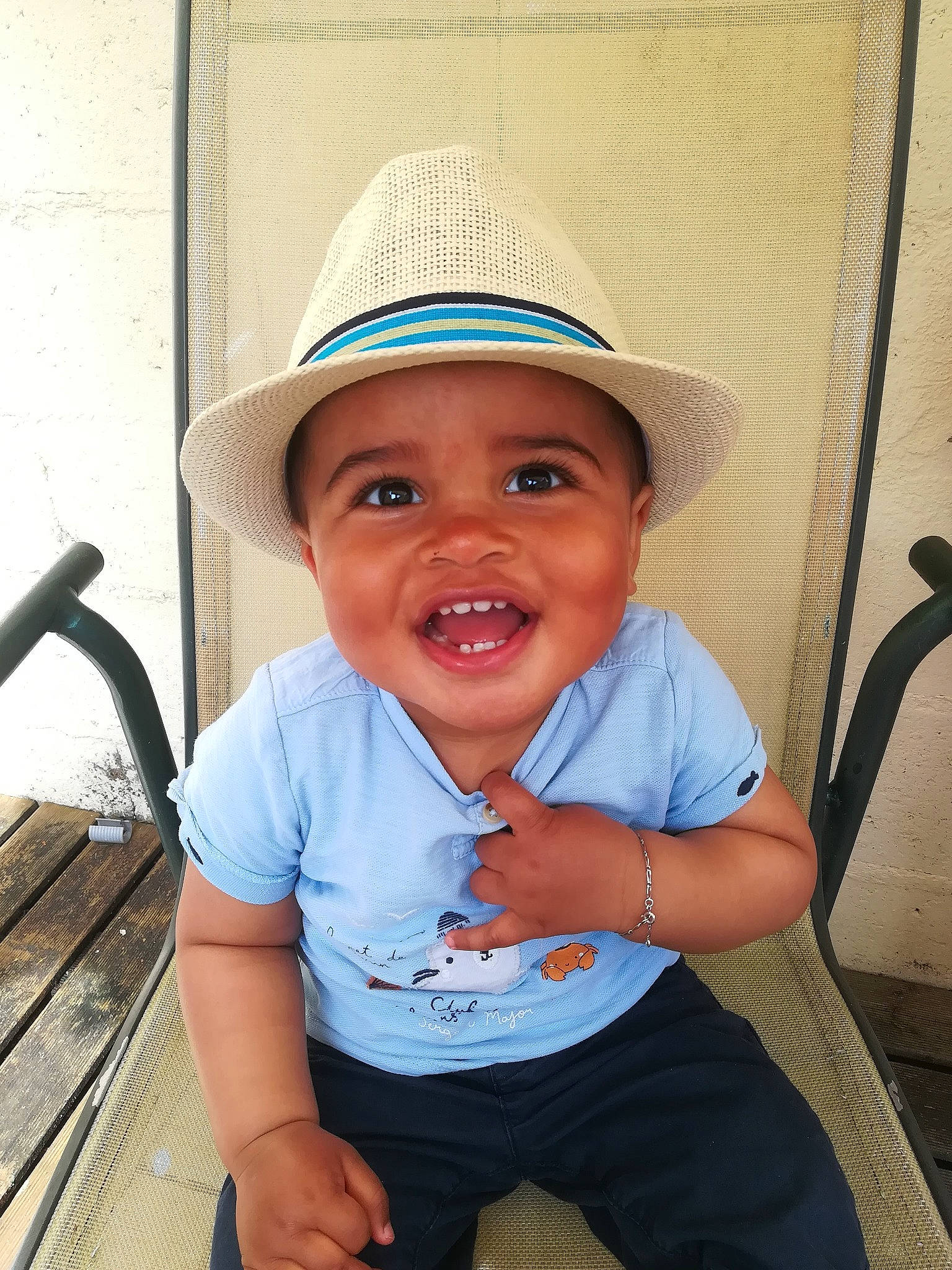 Tidiane participe au concours pour gagner de l'argent avec cette photo : baby, child, fashion_accessory, hat, headgear, headwear, joy, person, skin, smile, sun_hat, toddler