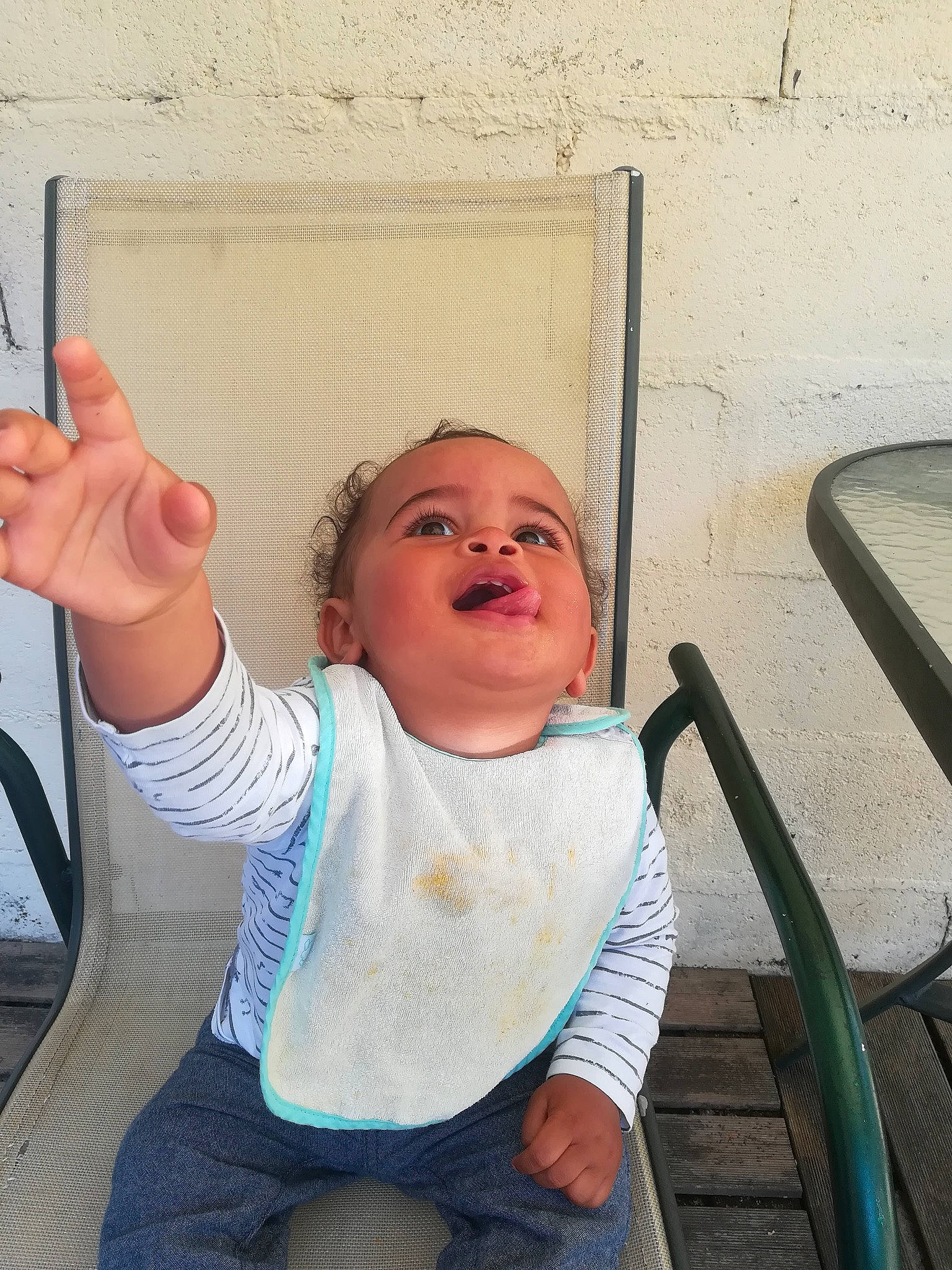 Tidiane participe au concours pour gagner de l'argent avec cette photo : baby, child, finger, gesture, hand, person, smile, thumb, toddler