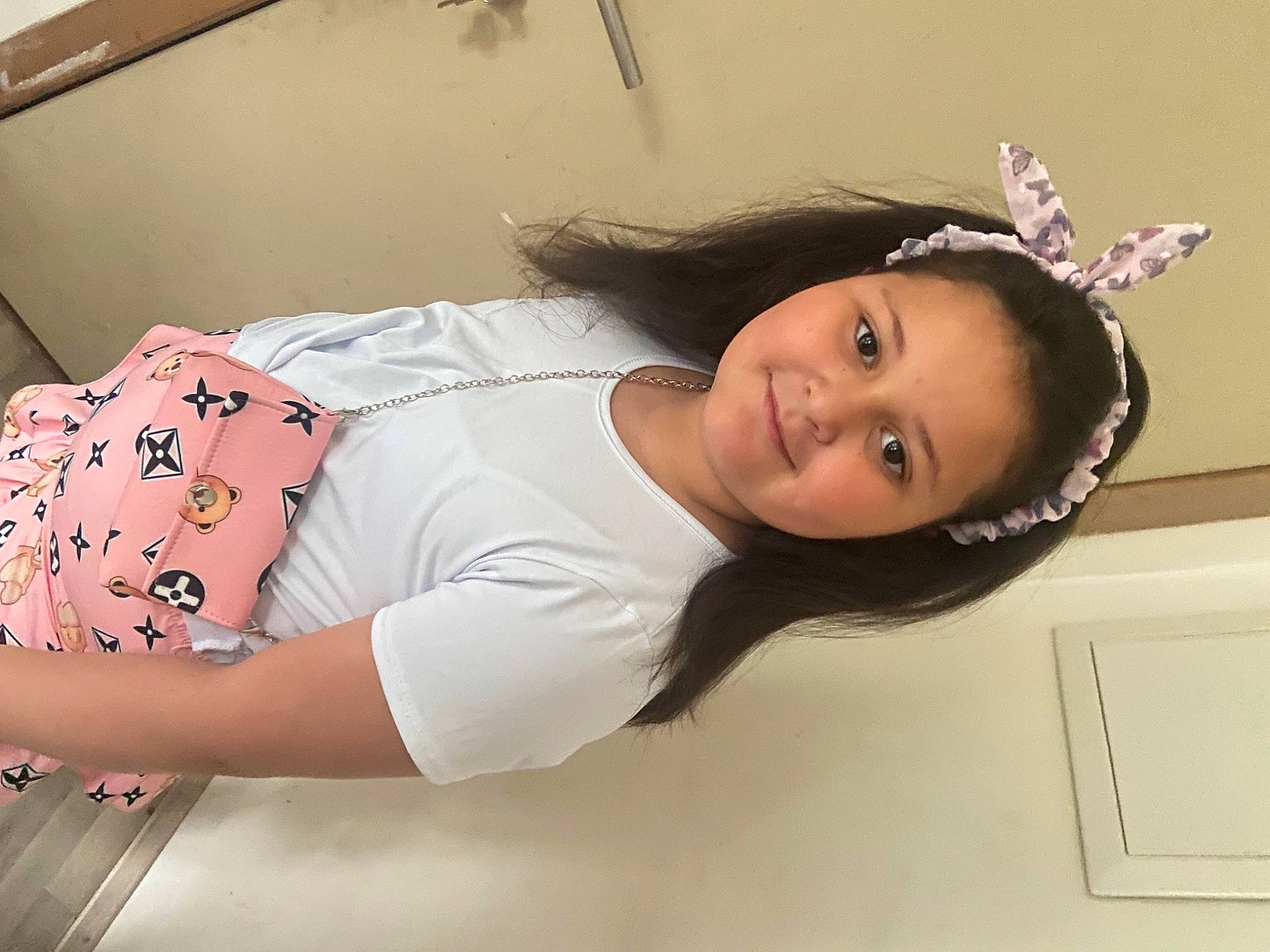 Amina participe au concours pour gagner de l'argent avec cette photo : abdomen, black_hair, chest, comfort, elbow, eyelash, flash_photography, hair, happy, human_leg, jewellery, joy, knee, neck, person, skin, sleeve, smile, t_shirt, thigh