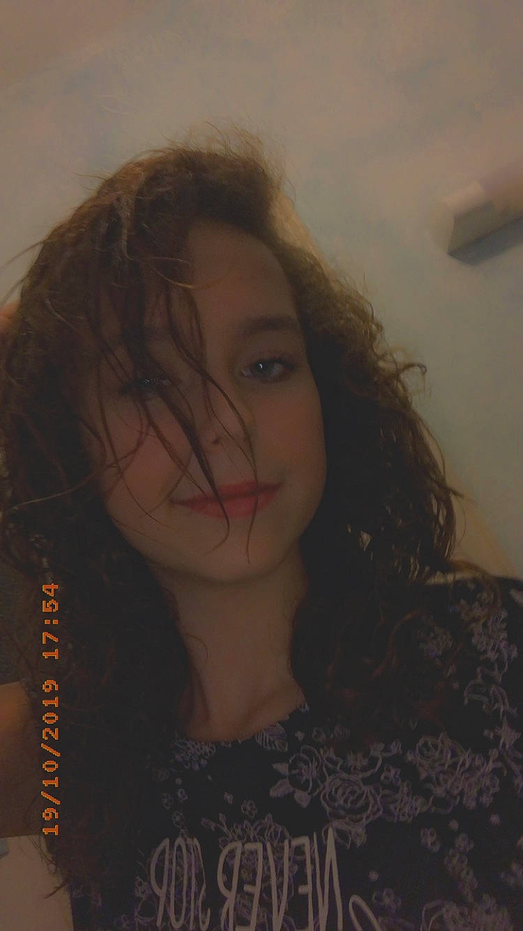 Aline a rejoint le concours — aidez-le/la à gagner de superbes lots ! beauty, black_hair, brown_hair, cheek, chin, eyebrow, face, forehead, hair, hairstyle, head, jaw, lip, long_hair, mouth, neck, nose, person, portrait, selfie