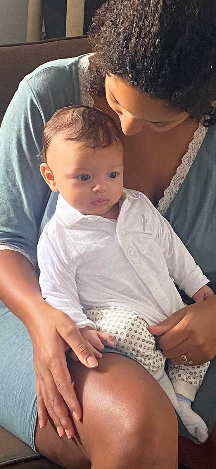 Max participe au concours pour gagner de l'argent avec cette photo : abdomen, arm, baby, black_hair, child, finger, hand, leg, person, stomach, thigh, toddler, trunk