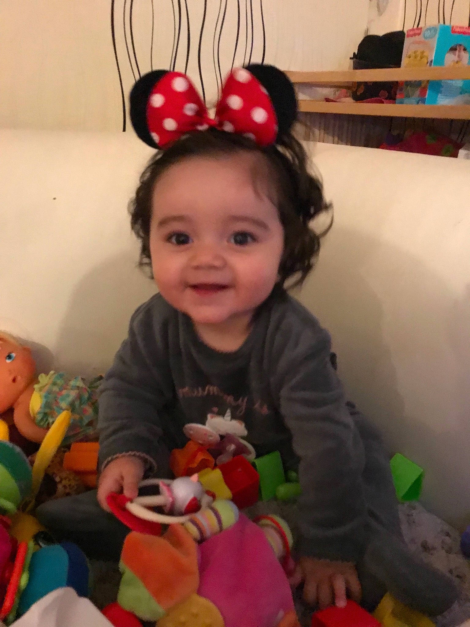 Keila a rejoint le concours — aidez-le/la à gagner de superbes lots ! child, day, ear, hair_accessory, headband, headgear, infant, person, play, product, red, skin, stuffed_toy, textile, toddler, toy