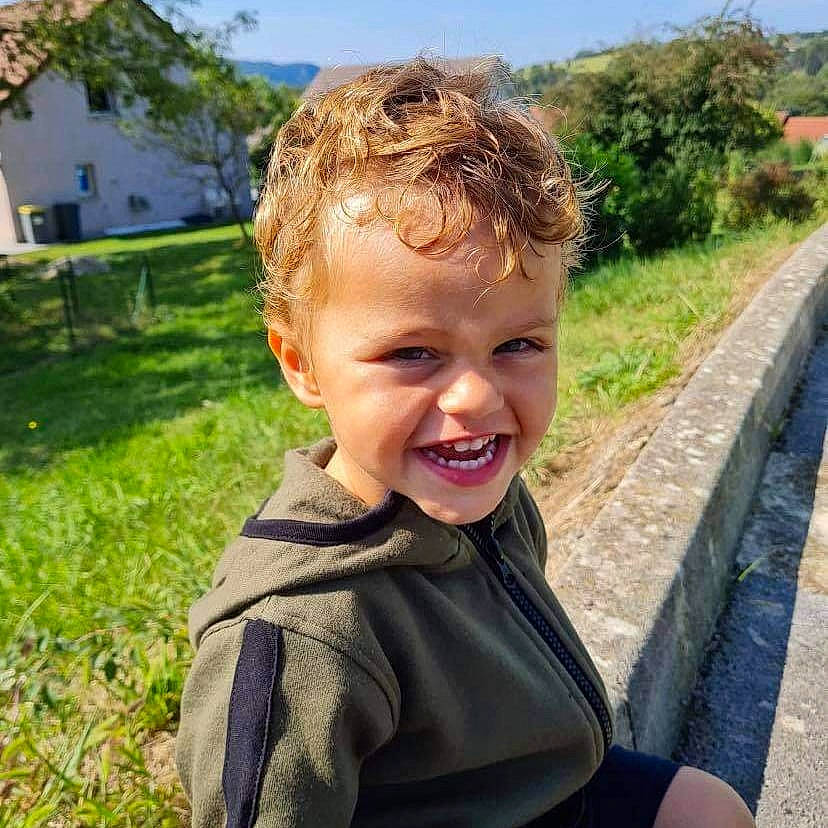 Tiago participe au concours pour gagner de l'argent avec cette photo : fun, grass, happy, iris, jaw, laugh, leisure, people_in_nature, person, plant, portrait_photography, recreation, sitting, sky, smile, soil, summer, t_shirt, toddler, tree