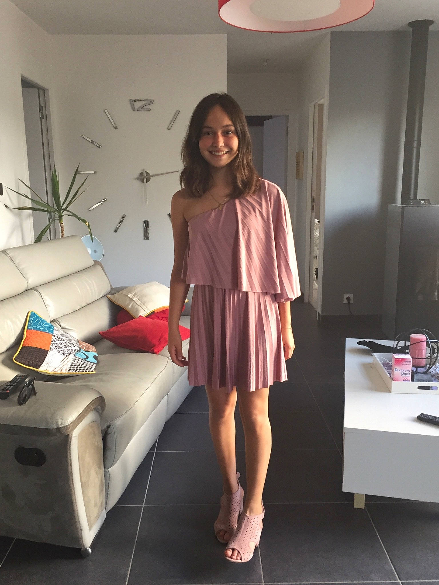 Inès participe au concours pour gagner de l'argent avec cette photo : beige, blouse, clothing, dress, fashion, fashion_design, footwear, furniture, joy, leg, long_hair, neck, outerwear, peach, person, pink, room, shoe, shoulder, skin