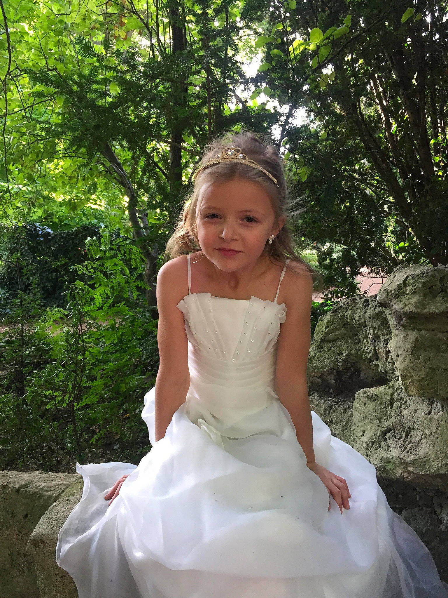 Myli participe au concours pour gagner de l'argent avec cette photo : blond, bridal_accessory, bridal_clothing, bridal_party_dress, bride, ceremony, child, clothing, dress, event, flower_girl, formal_wear, gown, hairstyle, happy, lady, person, smile, wedding, wedding_ceremony_supply