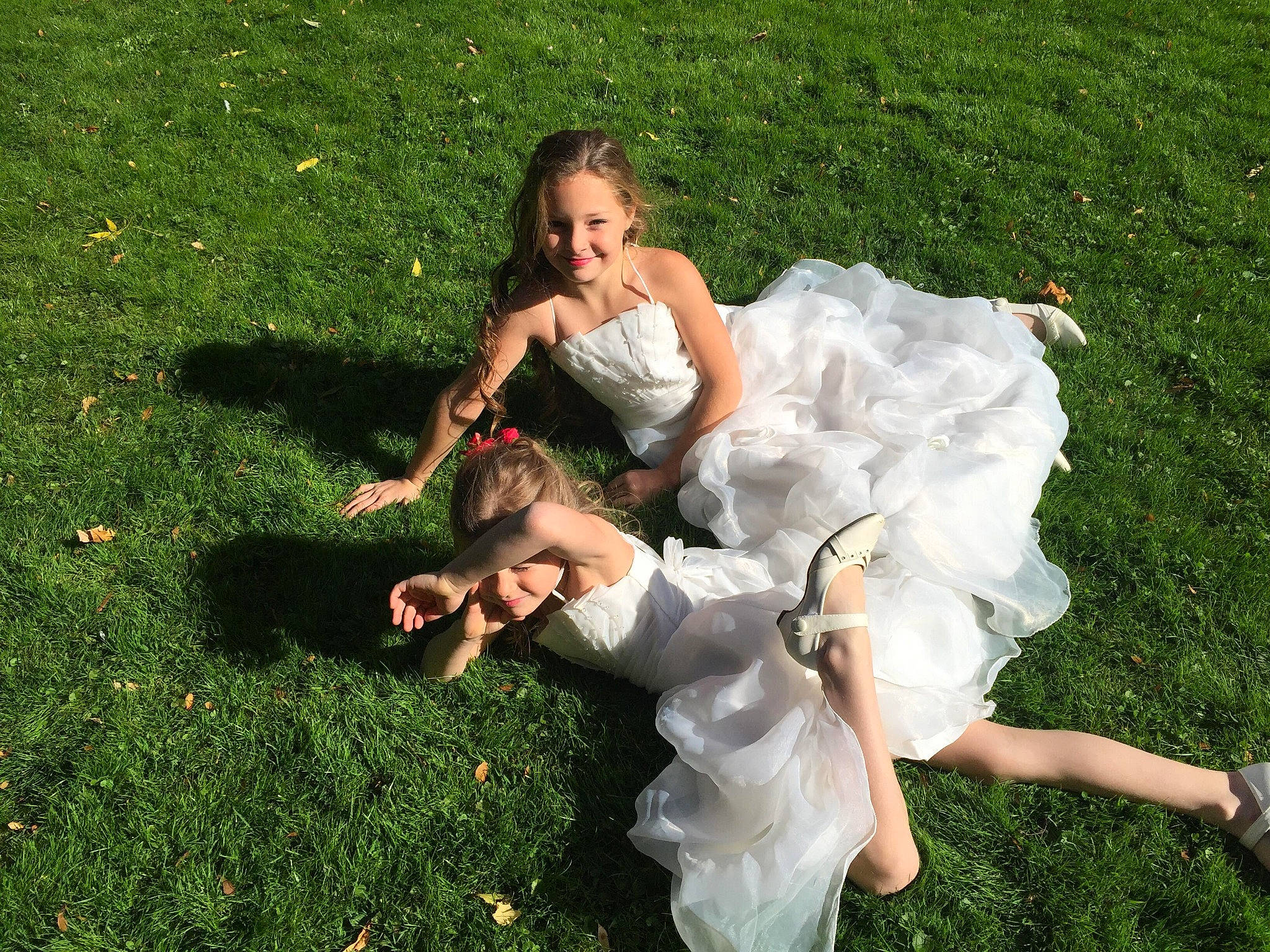 Loli a rejoint le concours — aidez-le/la à gagner de superbes lots ! bridal_clothing, bride, ceremony, child, dress, event, flower, fun, grass, groom, happy, joy, lawn, meadow, people_in_nature, person, photography, plant, smile, summer