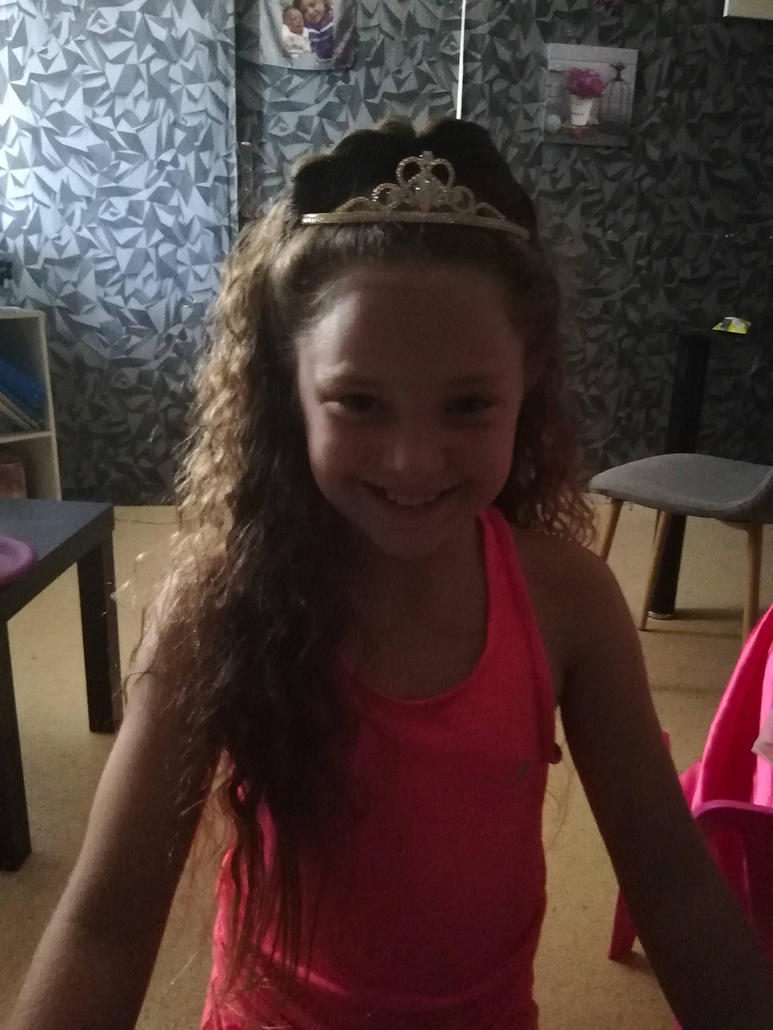 Loli a rejoint le concours — aidez-le/la à gagner de superbes lots ! arm, brown_hair, child, child_model, ear, fashion_accessory, forehead, fun, hair, hair_accessory, hairstyle, head, headband, headgear, headpiece, joy, long_hair, neck, person, pink