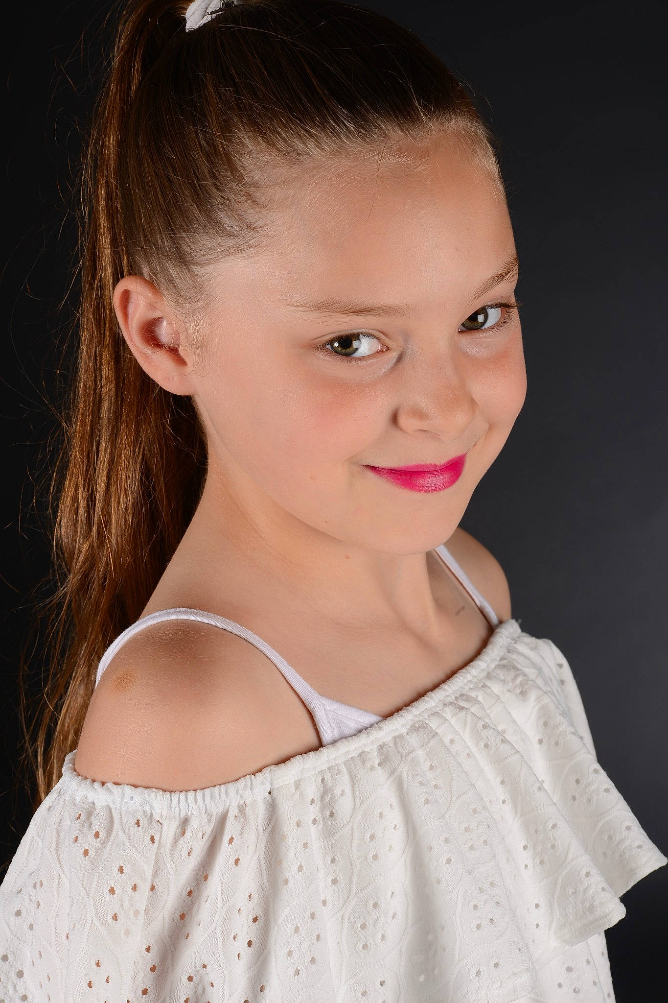 Loli a rejoint le concours — aidez-le/la à gagner de superbes lots ! beauty, brown_hair, cheek, child, child_model, chin, ear, eyebrow, face, forehead, hair, hairstyle, joy, lip, neck, person, portrait_photography, shoulder, smile