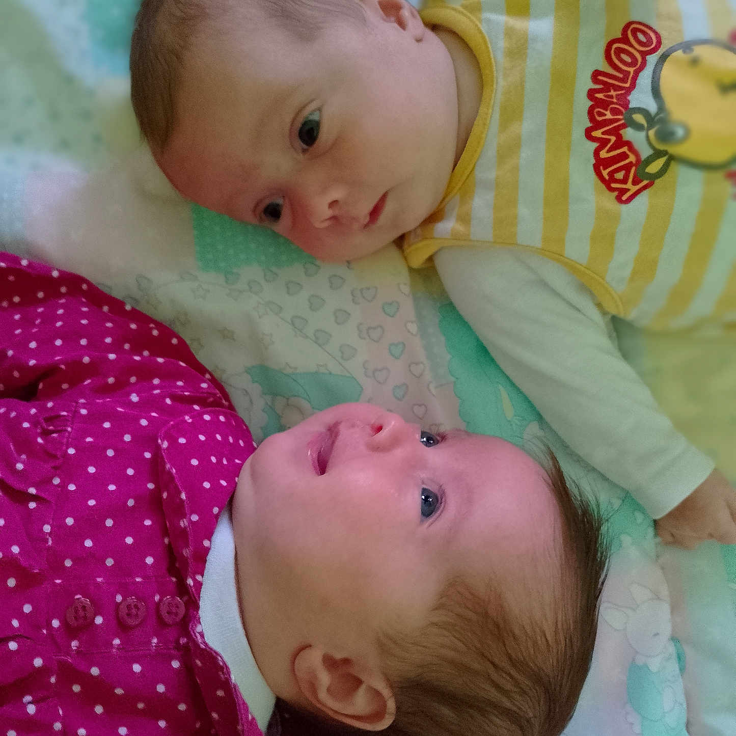 Solène Et Victorine a rejoint le concours — aidez-le/la à gagner de superbes lots ! baby, blanket, child, closeup, cute, expression, face, gaze, head, indoor, infant, lying_down, pink_clothing, polka_dot, portrait, soft_light, striped_clothing, toddler, two_children, yellow_clothing