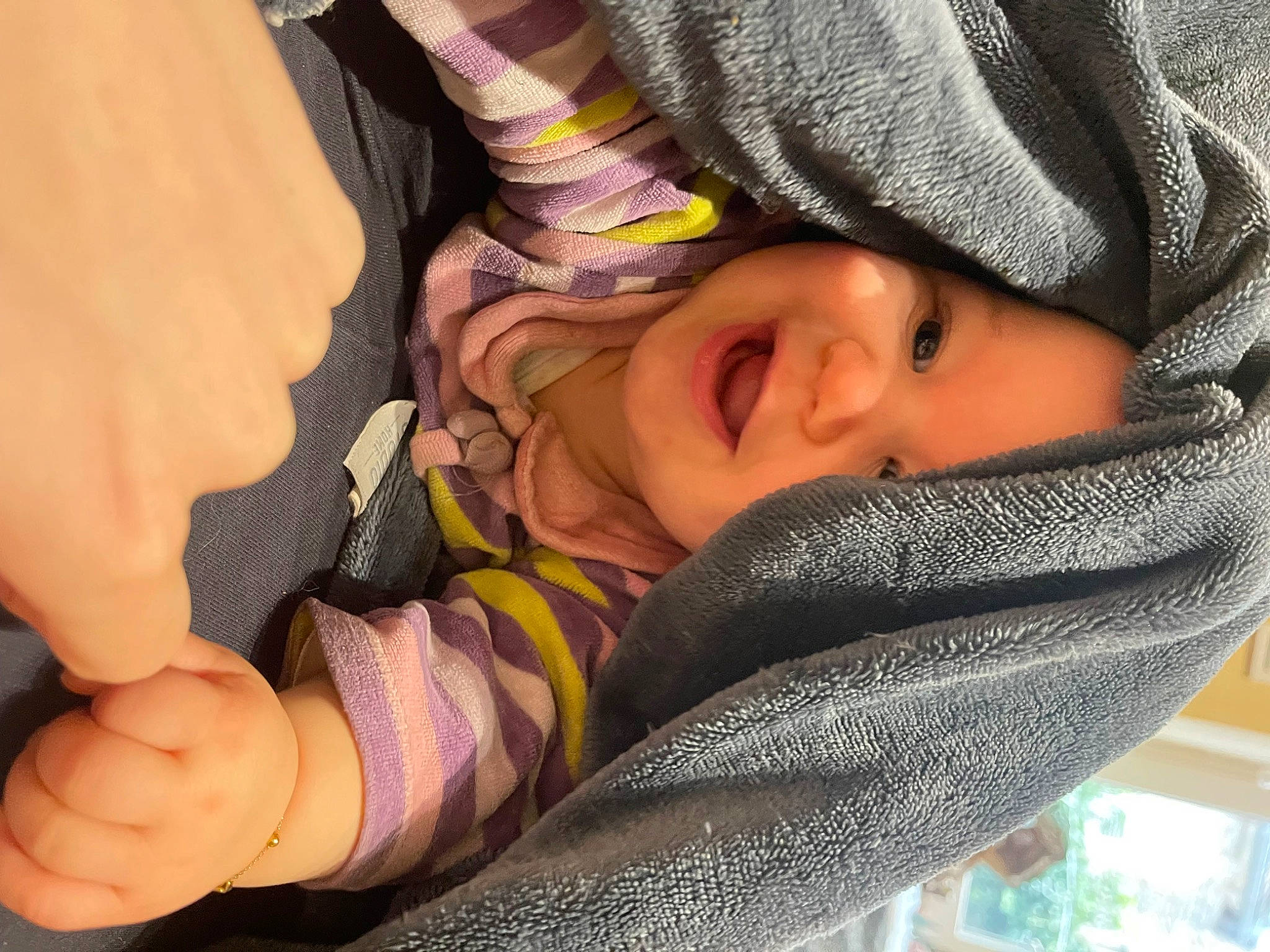 Louane a rejoint le concours — aidez-le/la à gagner de superbes lots ! baby, cheek, child, comfort, eyebrow, eyelash, facial_expression, finger, gesture, happy, lip, mouth, neck, nose, person, shawl, skin, thumb, toddler, tree