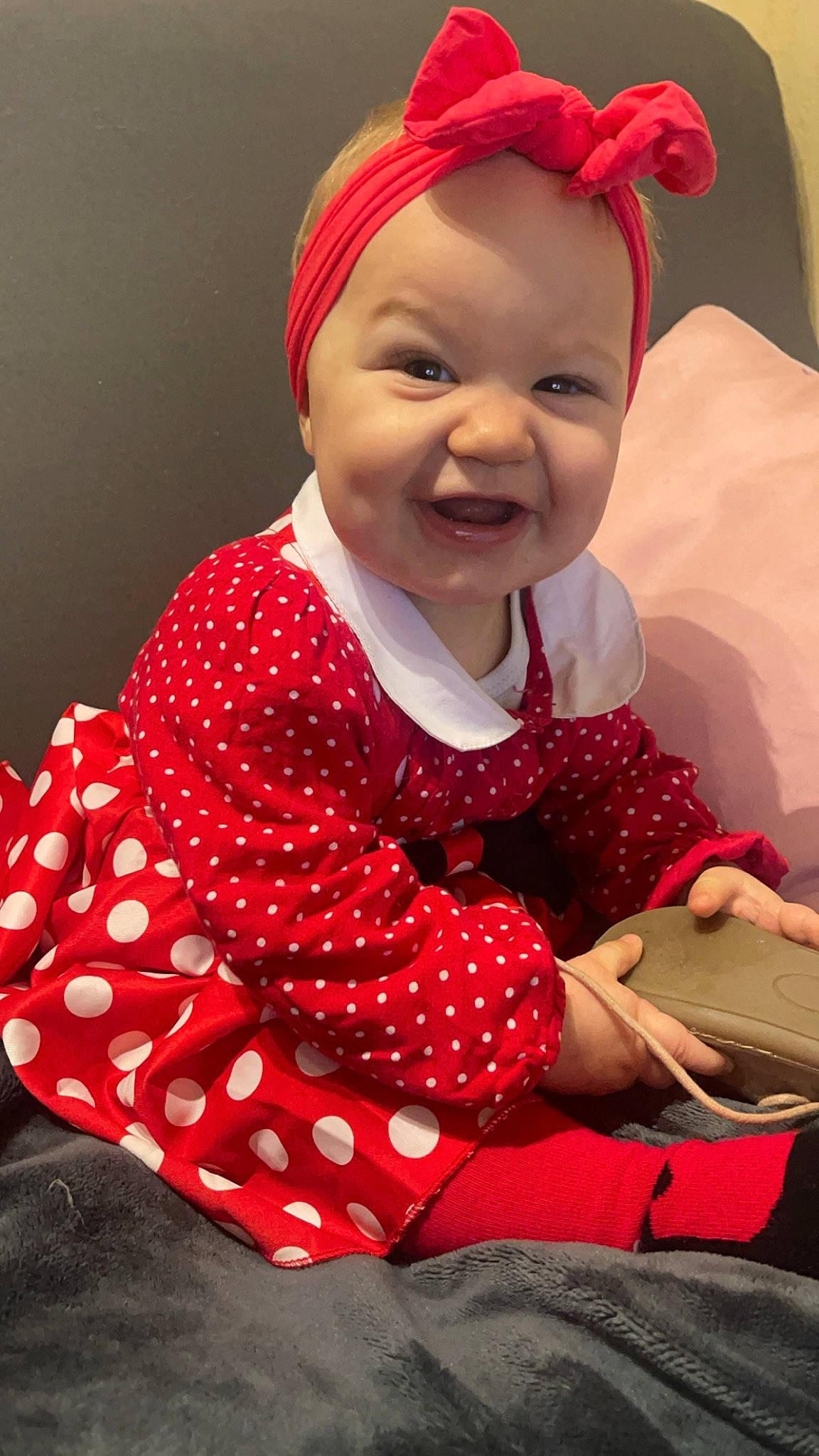 Louane participe au concours pour gagner de l'argent avec cette photo : baby, baby_laughing, baby_toddler_clothing, cap, child, comfort, cool, event, facial_expression, finger, fun, happy, joy, pattern, person, pink, plaid, red, skin, sleeve