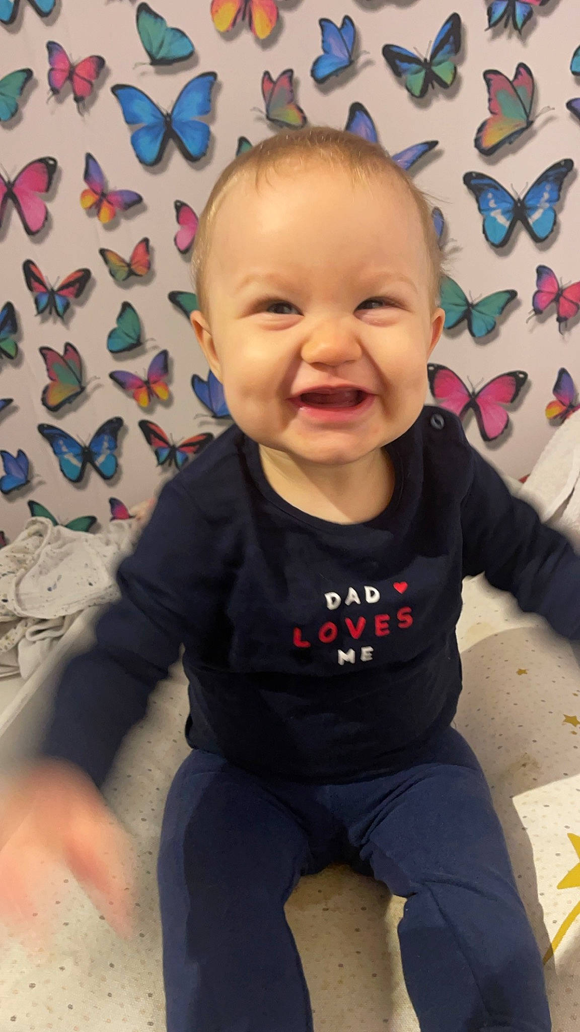 Louane a rejoint le concours — aidez-le/la à gagner de superbes lots ! baby_toddler_clothing, blue, cheek, chin, clothing, eye, face, facial_expression, hair, hairstyle, head, human_body, joy, neck, nose, organ, person, skin, sleeve, smile