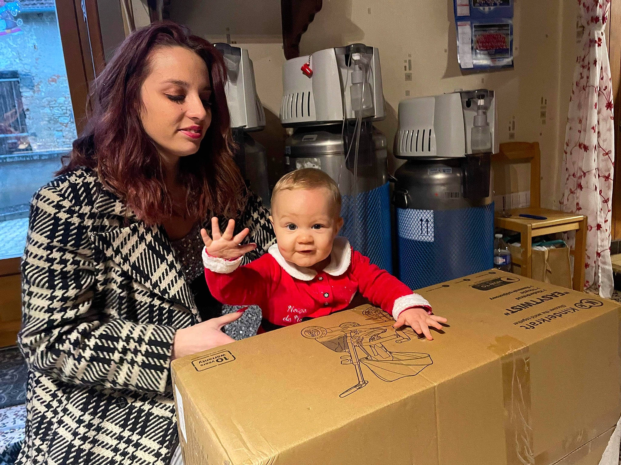 Louane participe au concours pour gagner de l'argent avec cette photo : box, cardboard, carton, child, cooking, cookware_and_bakeware, event, fun, home_appliance, homemaker, kitchen, kitchen_appliance, package_delivery, packaging_and_labeling, packing_materials, person, room, service, shipping_box, t_shirt