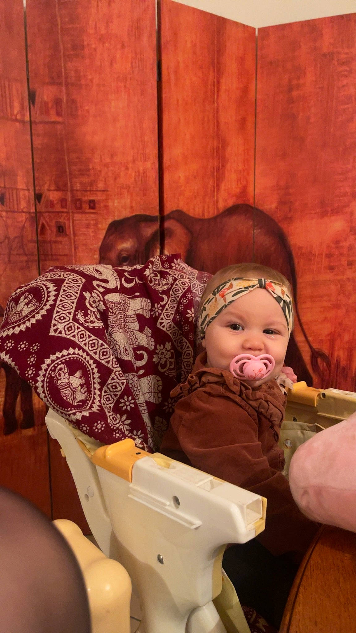 Louane participe au concours pour gagner de l'argent avec cette photo : baby, baby_products, baby_toddler_clothing, cheek, child, comfort, eye, finger, fun, happy, hat, head, headwear, human_body, mammal, person, room, sitting, skin, sunglasses