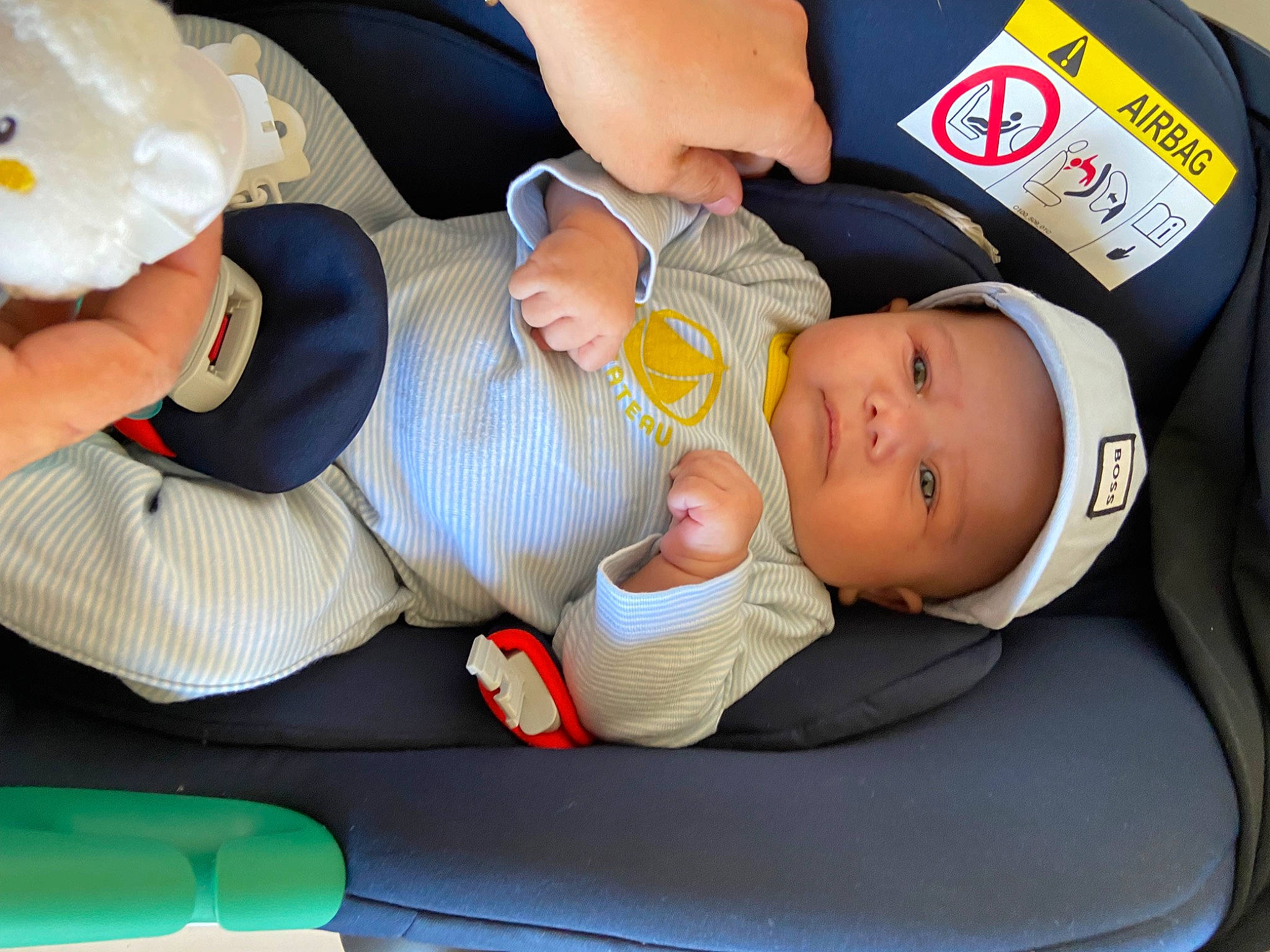Pablo participe au concours pour gagner de l'argent avec cette photo : baby, baby_in_car_seat, baby_products, baby_toddler_clothing, child, comfort, hat, headwear, lap, person, thumb, toddler, toy