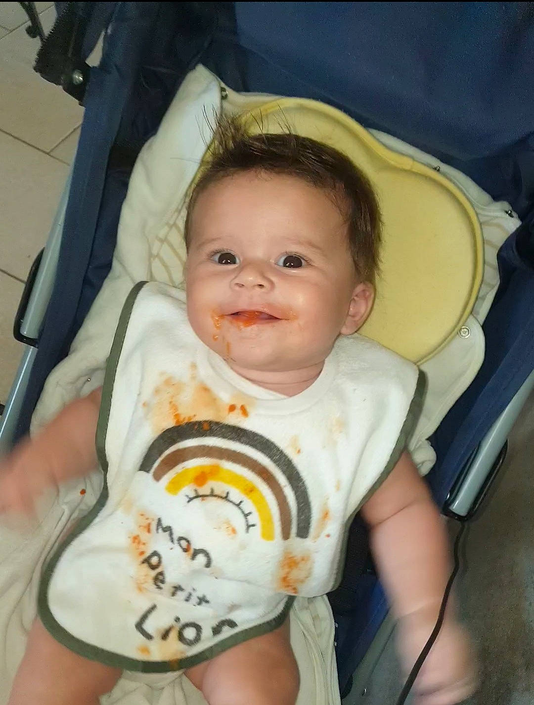 Kayden participe au concours pour gagner de l'argent avec cette photo : baby, baby_carriage, baby_products, baby_safety, baby_toddler_clothing, bib, chair, cheek, child, comfort, eye, finger, happy, head, infant_bed, iris, joy, person, sitting, sleeve