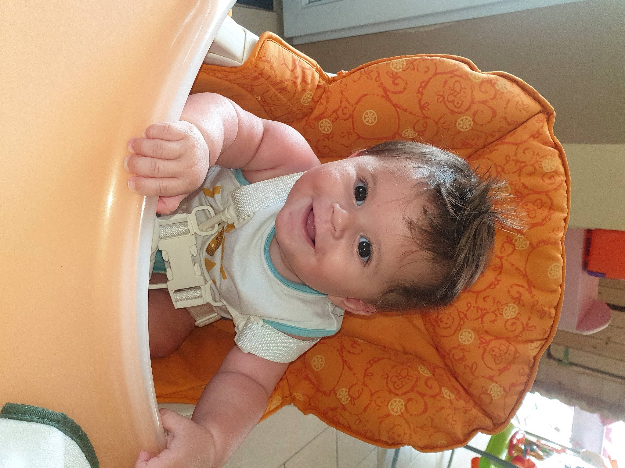 Kayden participe au concours pour gagner de l'argent avec cette photo : baby, baby_products, baby_safety, baby_toddler_clothing, chair, cheek, child, comfort, finger, fun, happy, infant_bed, iris, joy, mouth, person, sitting, skin, smile, thumb