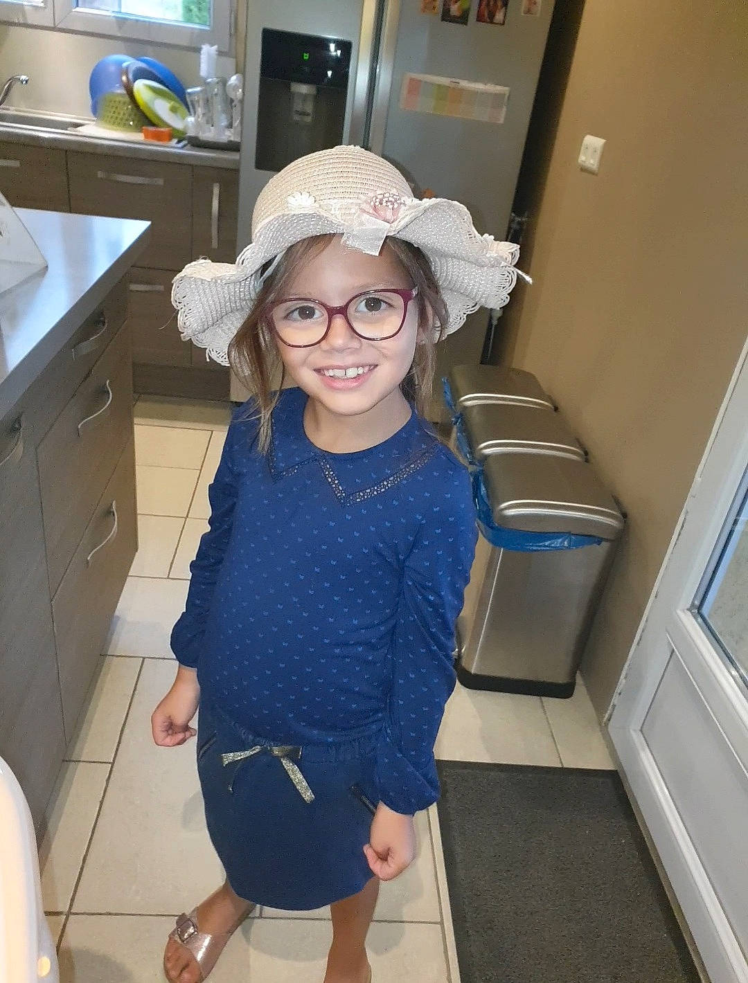 Inaya a rejoint le concours — aidez-le/la à gagner de superbes lots ! cabinetry, cap, drawer, electric_blue, eyewear, fashion_design, fun, glasses, goggles, happy, hat, headgear, joint, joy, long_hair, person, shoulder, sleeve, smile, sunglasses