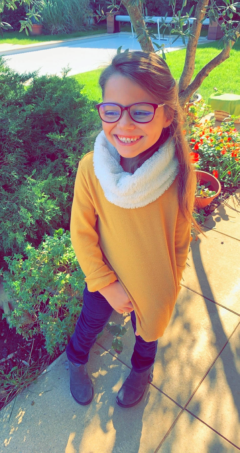 Inaya a rejoint le concours — aidez-le/la à gagner de superbes lots ! cool, electric_blue, eyewear, fashion_accessory, glasses, glove, grass, happy, headgear, joy, leisure, magenta, person, personal_protective_equipment, plant, shoe, sleeve, smile, sportswear, street_fashion